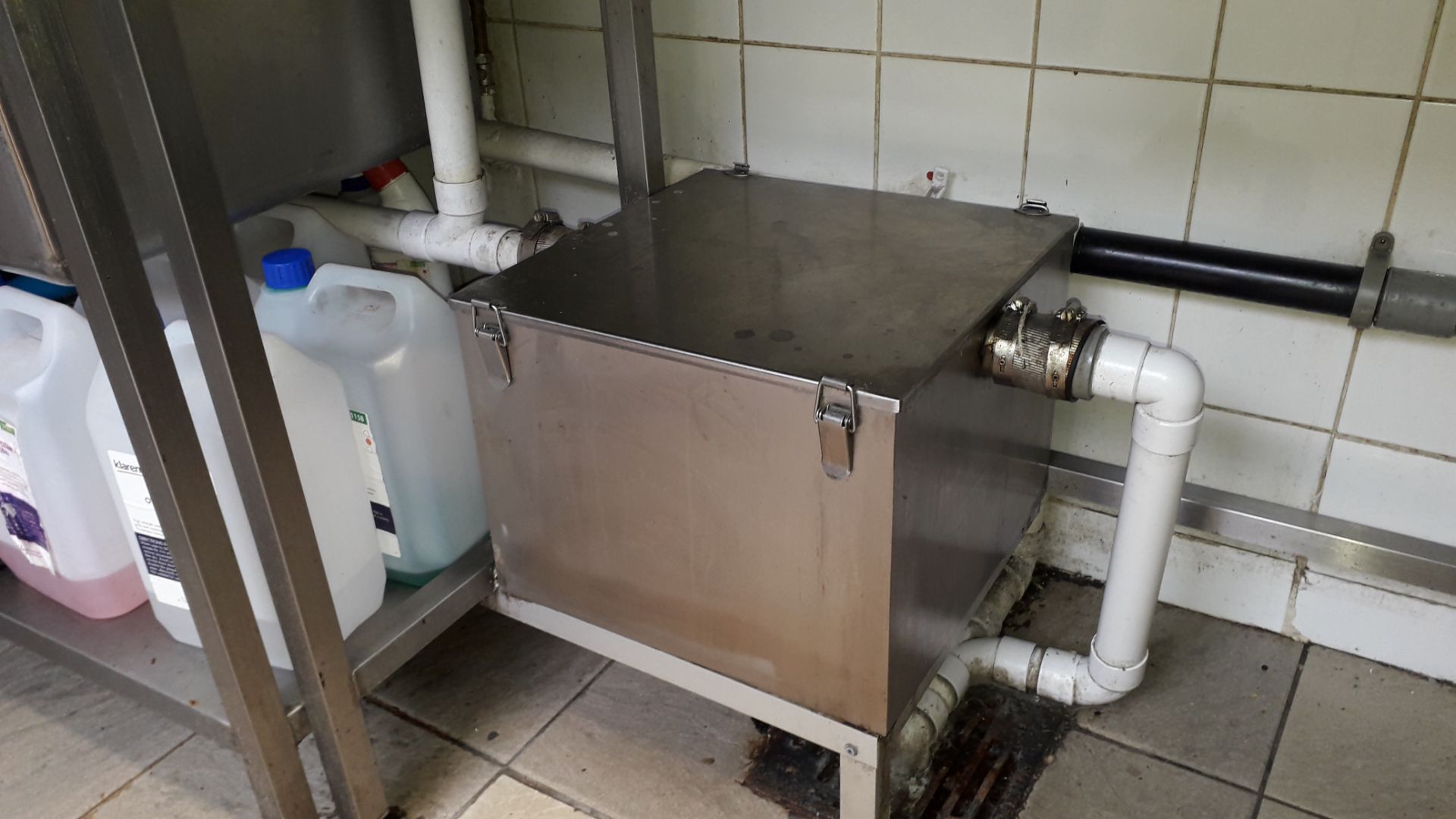 Hoonved CAP7E11 Pass Through Dishwasher Serial Number GB1803890318 with Feed Table, fitted Sink with - Image 8 of 9