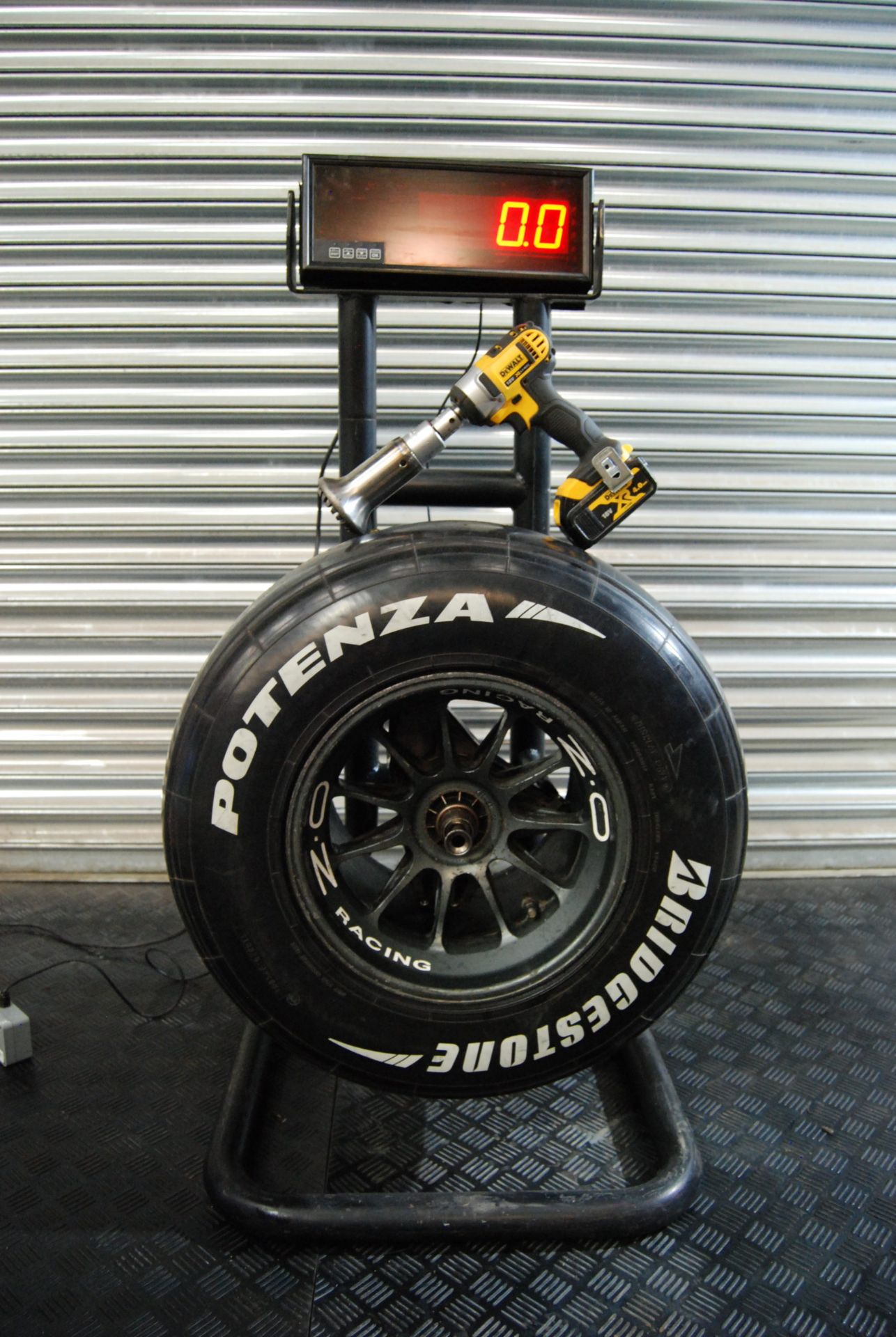 Pit Stop Challenge with 2 F1 Wheels, from a Lotus