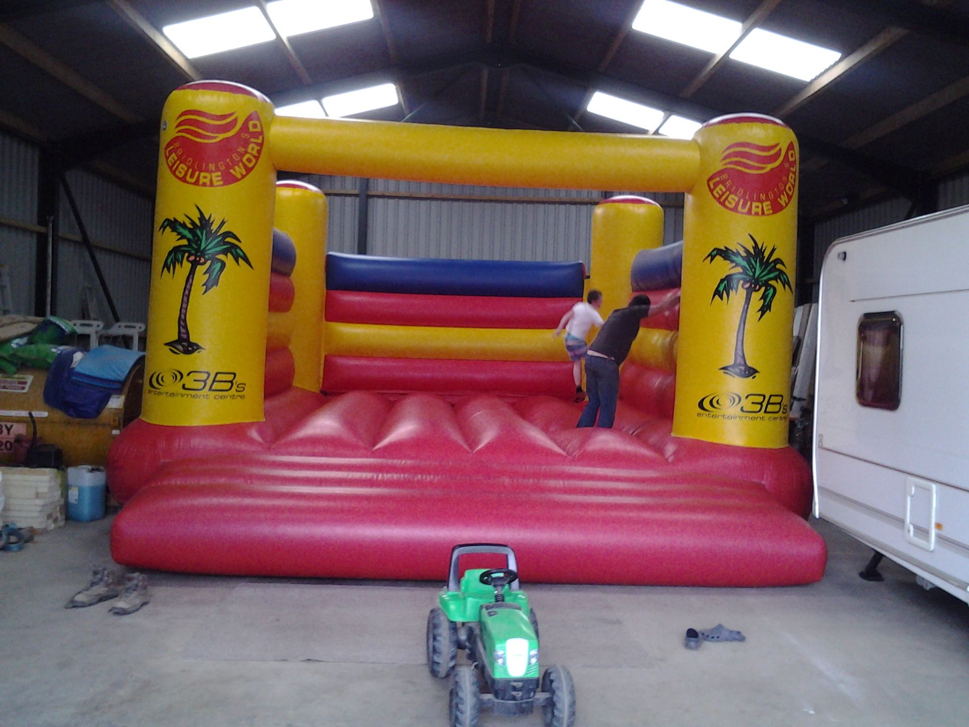 BEETEE Bouncy castle, approx. 7.2m x 5.2m x 3.5m,