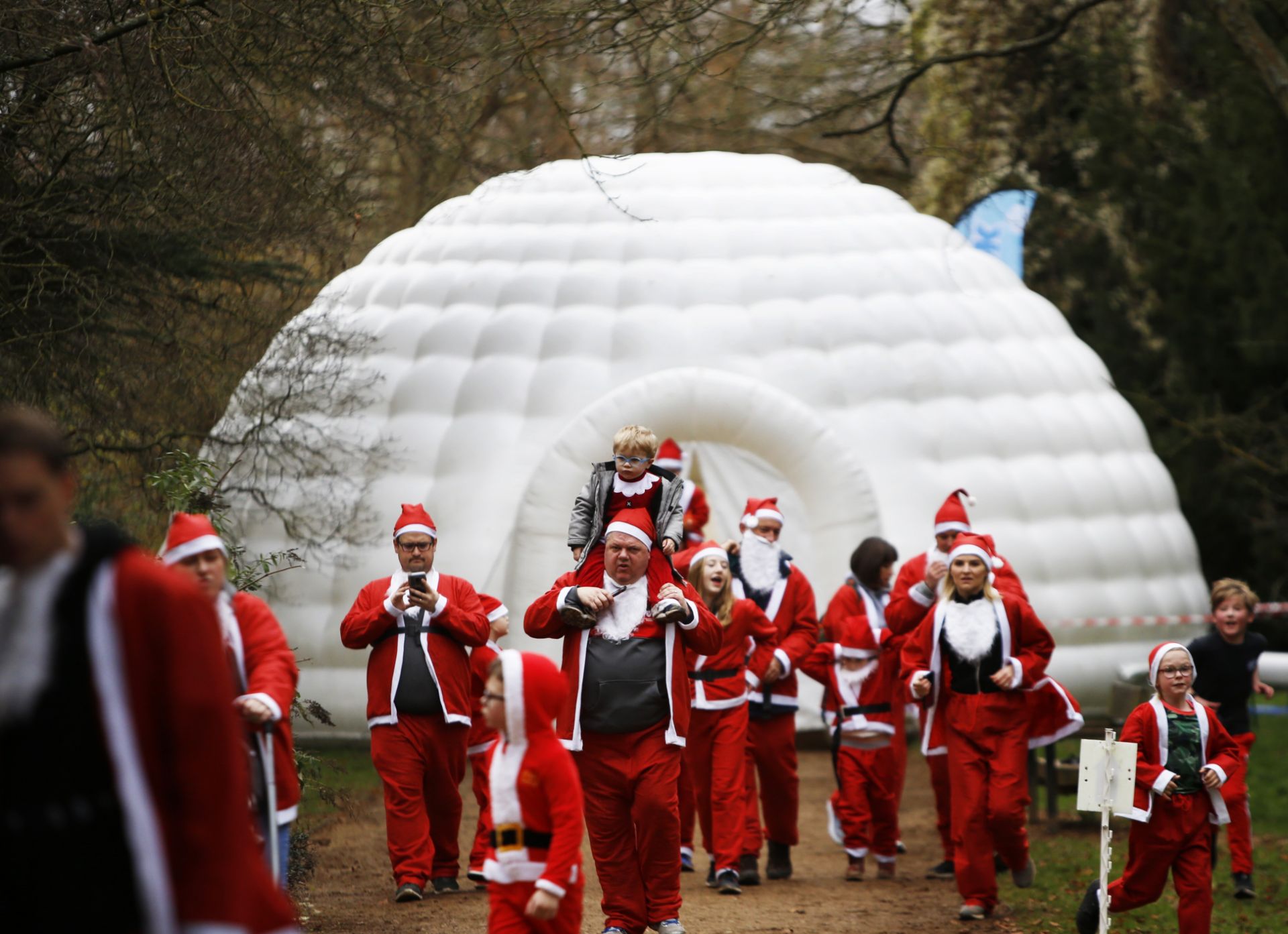 Frosty 5K Fun Run, including inflatable igloo, arc - Image 8 of 31