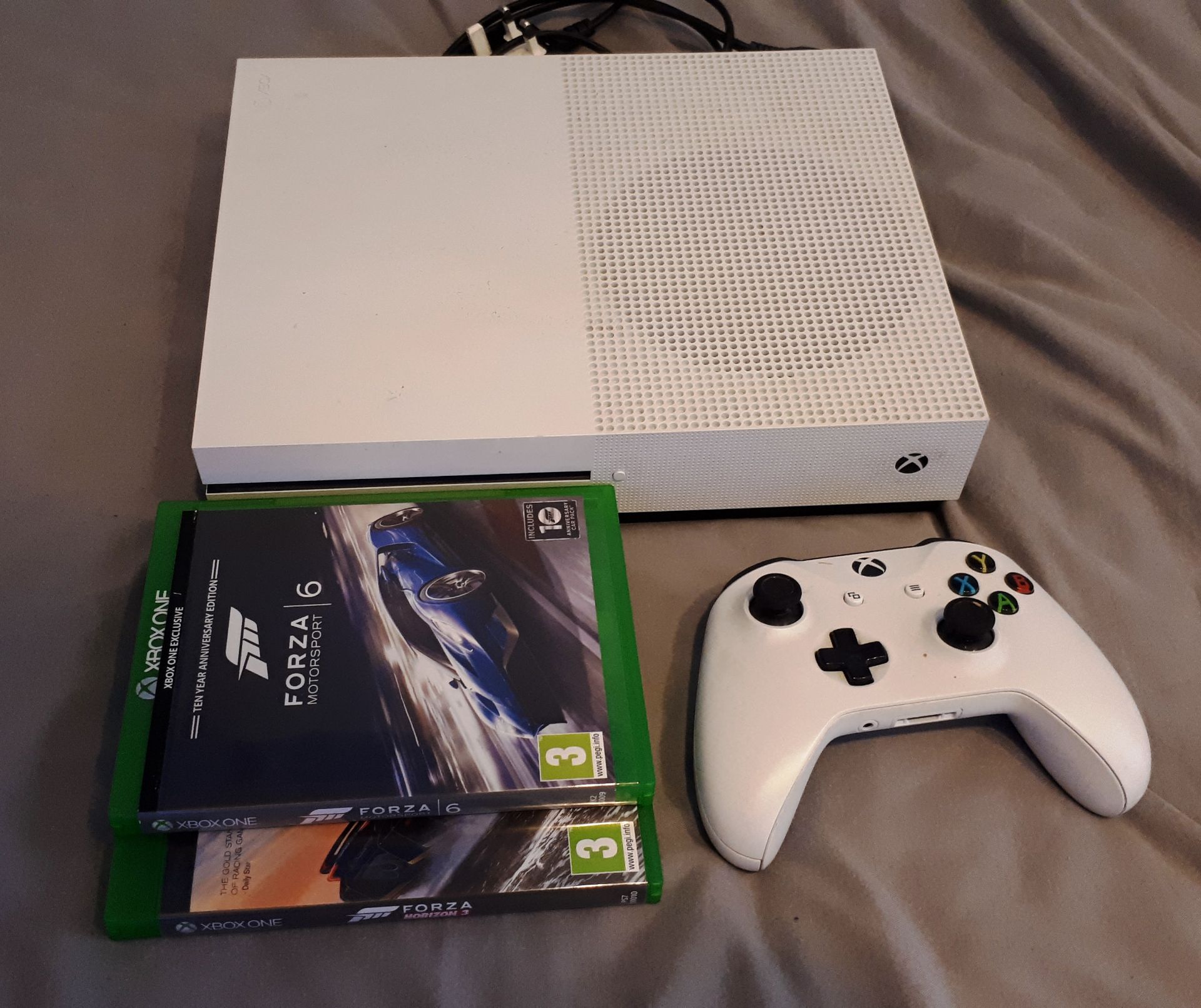 Xbox One S console (Model 1681), with wireless con