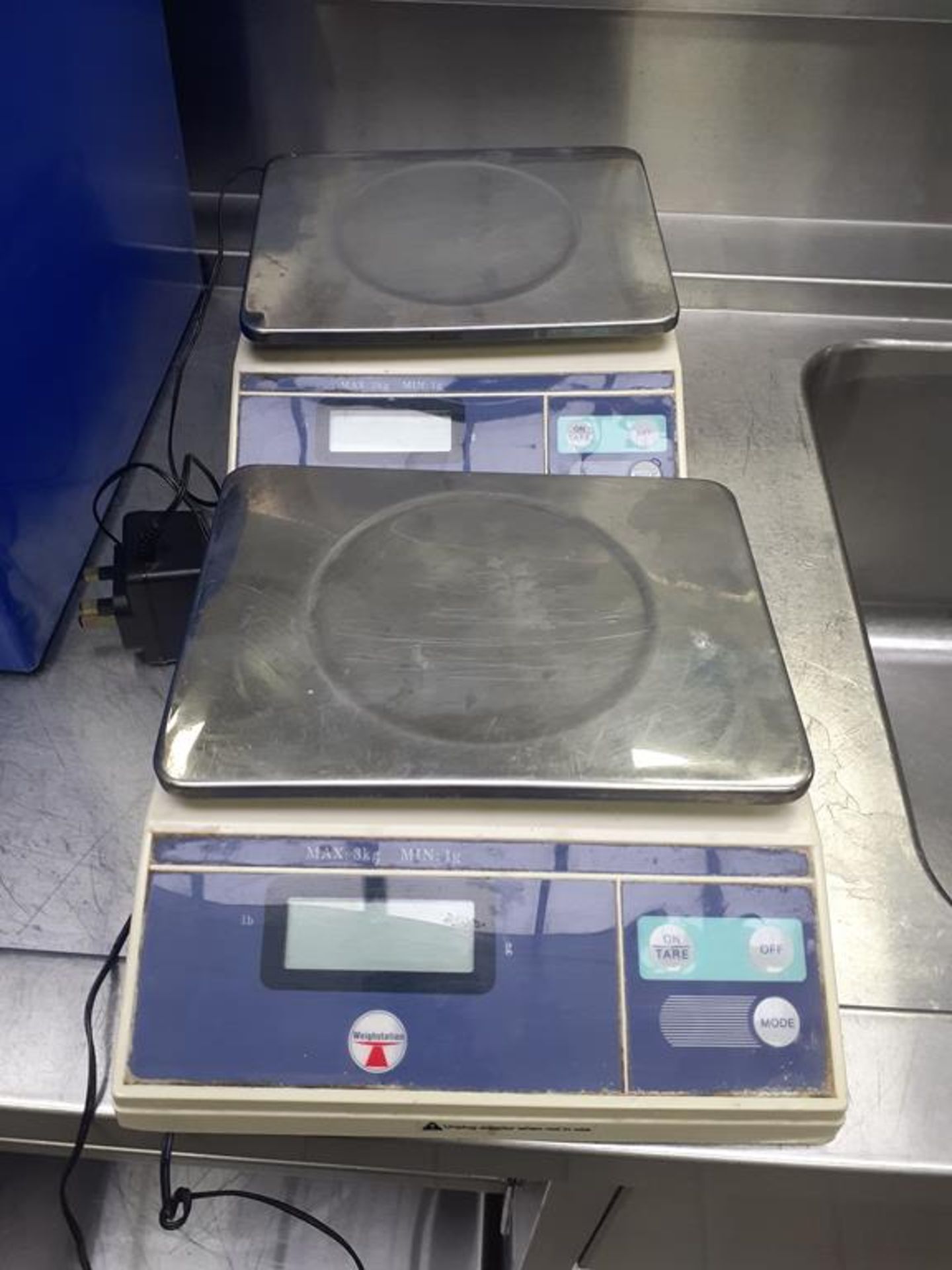 Large Qty of Cookware to include Pans, Trays, Knives etc and 2x Electric Scales - Image 6 of 6