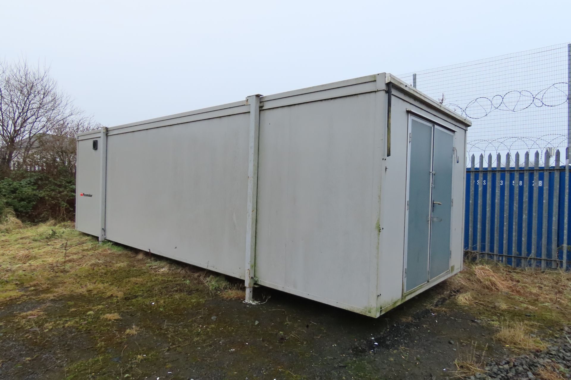 Portakabin Pacemaker Cabin, estimated at Length 8.53m, Width 3.08m with Jack Legs - Image 3 of 5