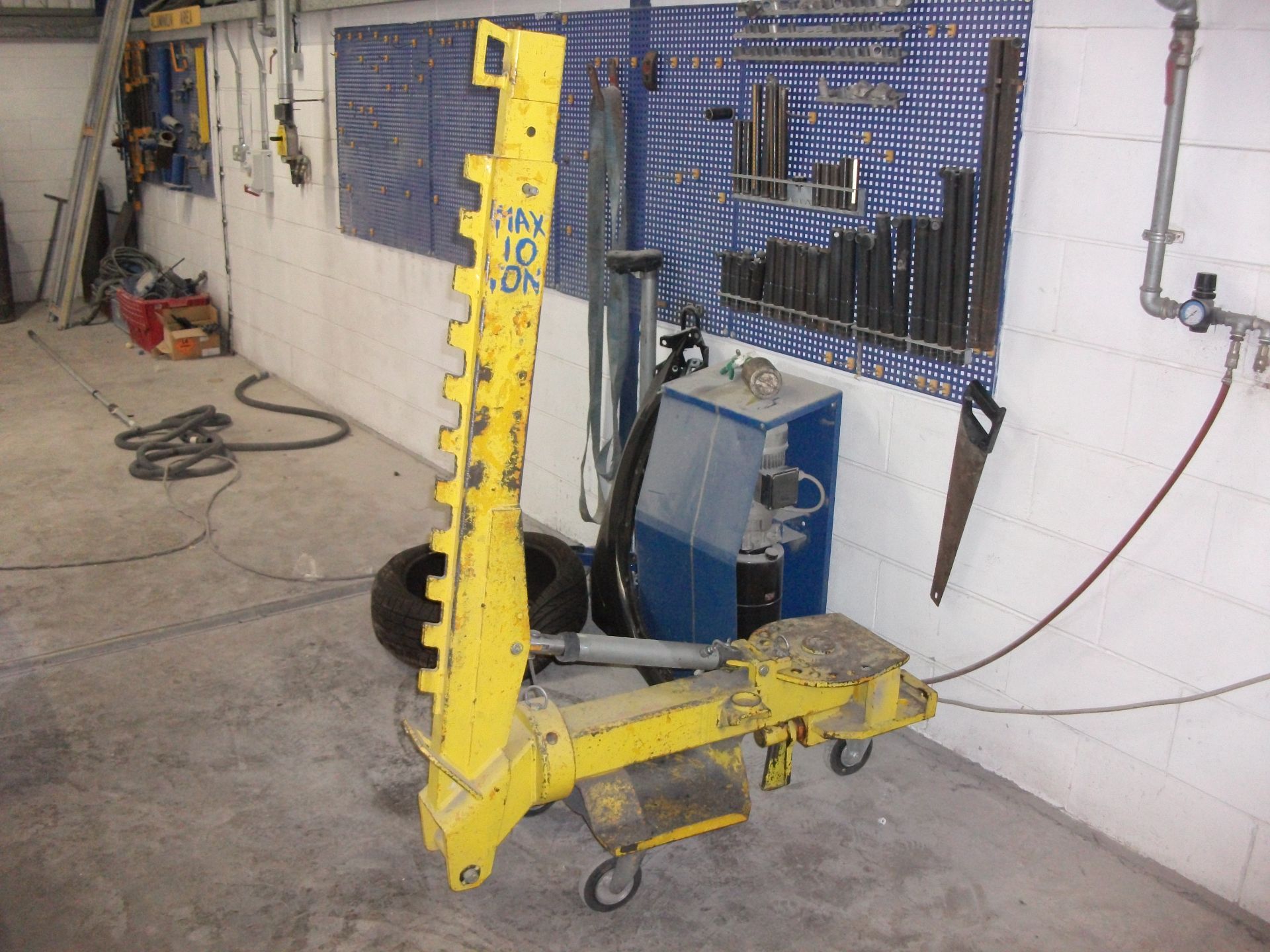 Car-o-Tronic Bench Rack, Collision Repair System Bench, Car-O-Tronic Computer. - Image 6 of 10