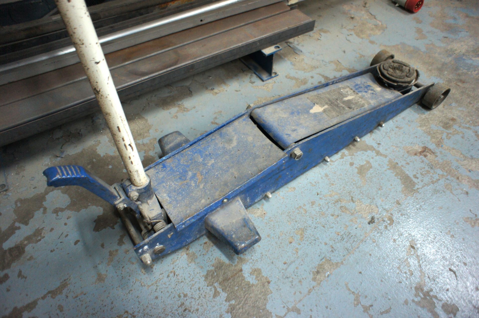 Ferm FRJ200HL commercial trolley jack - Image 2 of 3