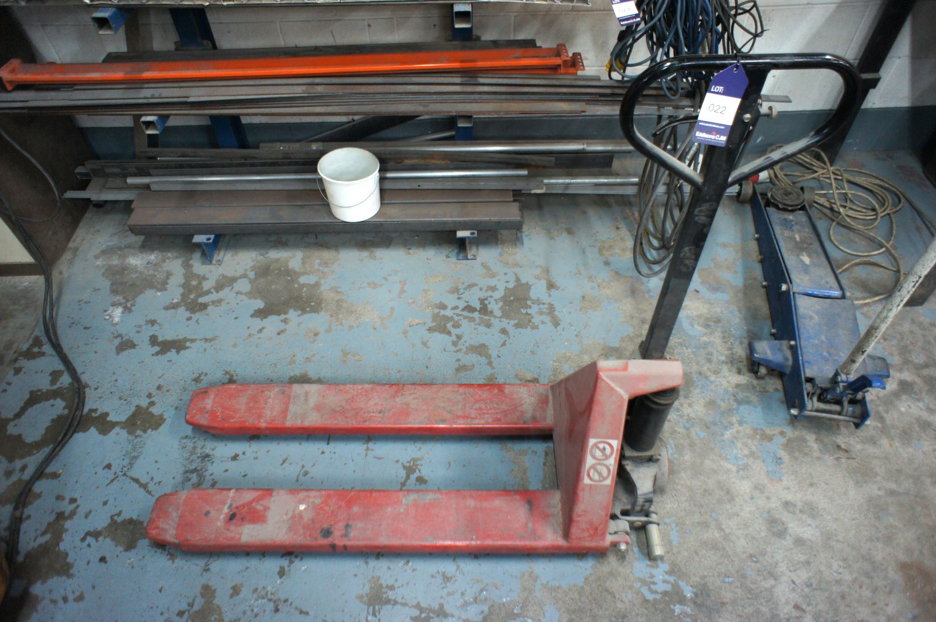 Hand operated high lift pallet truck - Image 2 of 3