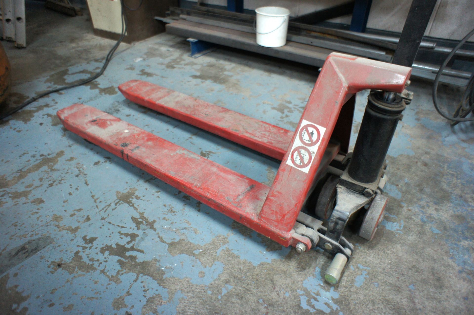 Hand operated high lift pallet truck