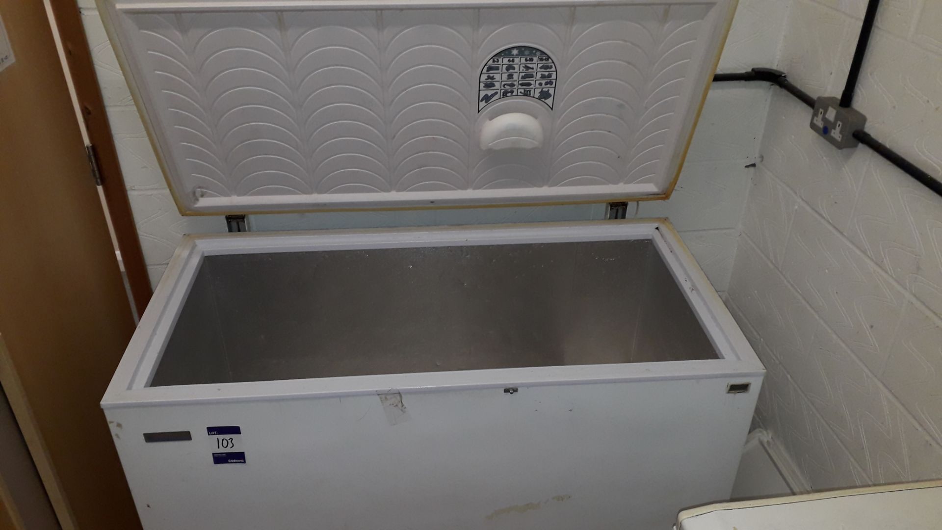 Elcold EL45SS Stainless Steel Lid 1300mm Chest Freezer Serial Number 03090609. Located at Fresco's - Image 3 of 4