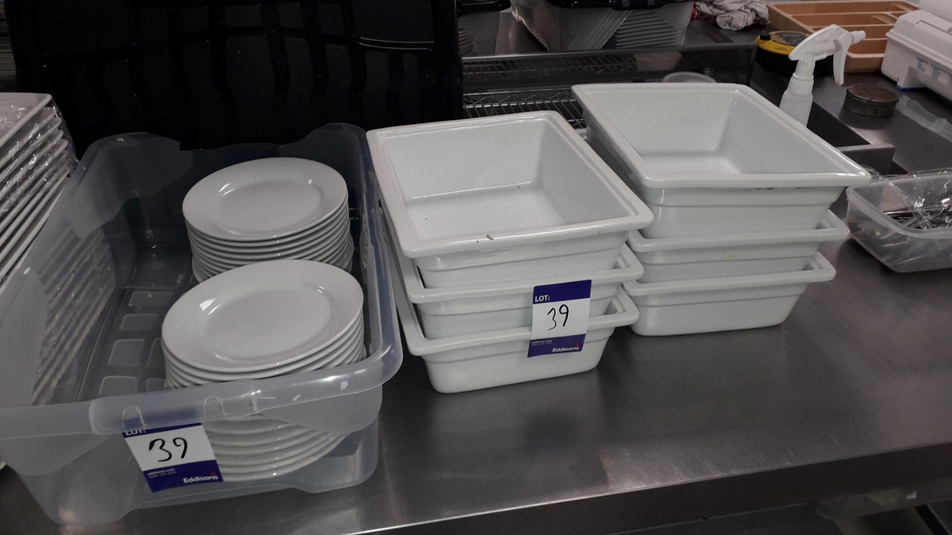 Quantity or crockery to include Rectangular Plates, Side Dishes and 6 x Rectangular Oven Dishes. - Image 3 of 3