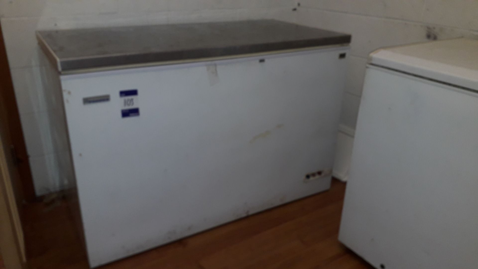 Elcold EL45SS Stainless Steel Lid 1300mm Chest Freezer Serial Number 03090609. Located at Fresco's - Image 2 of 4