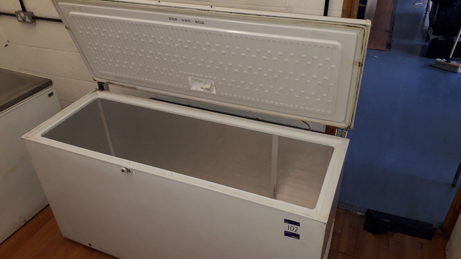 Whirlpool WCN17-8 Chest Freezer 1600mm Serial Number 300439004982. Located at Fresco's Hemel - Image 2 of 3