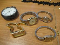 A selection of assorted jewellery