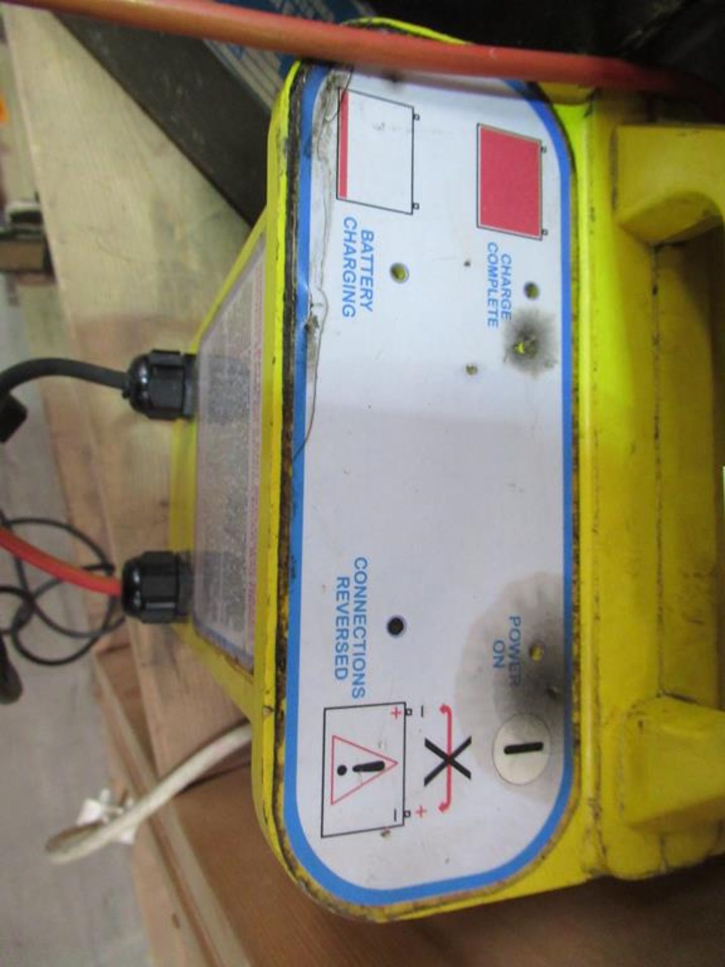 Automatic 12v Battery Charger - Image 2 of 2