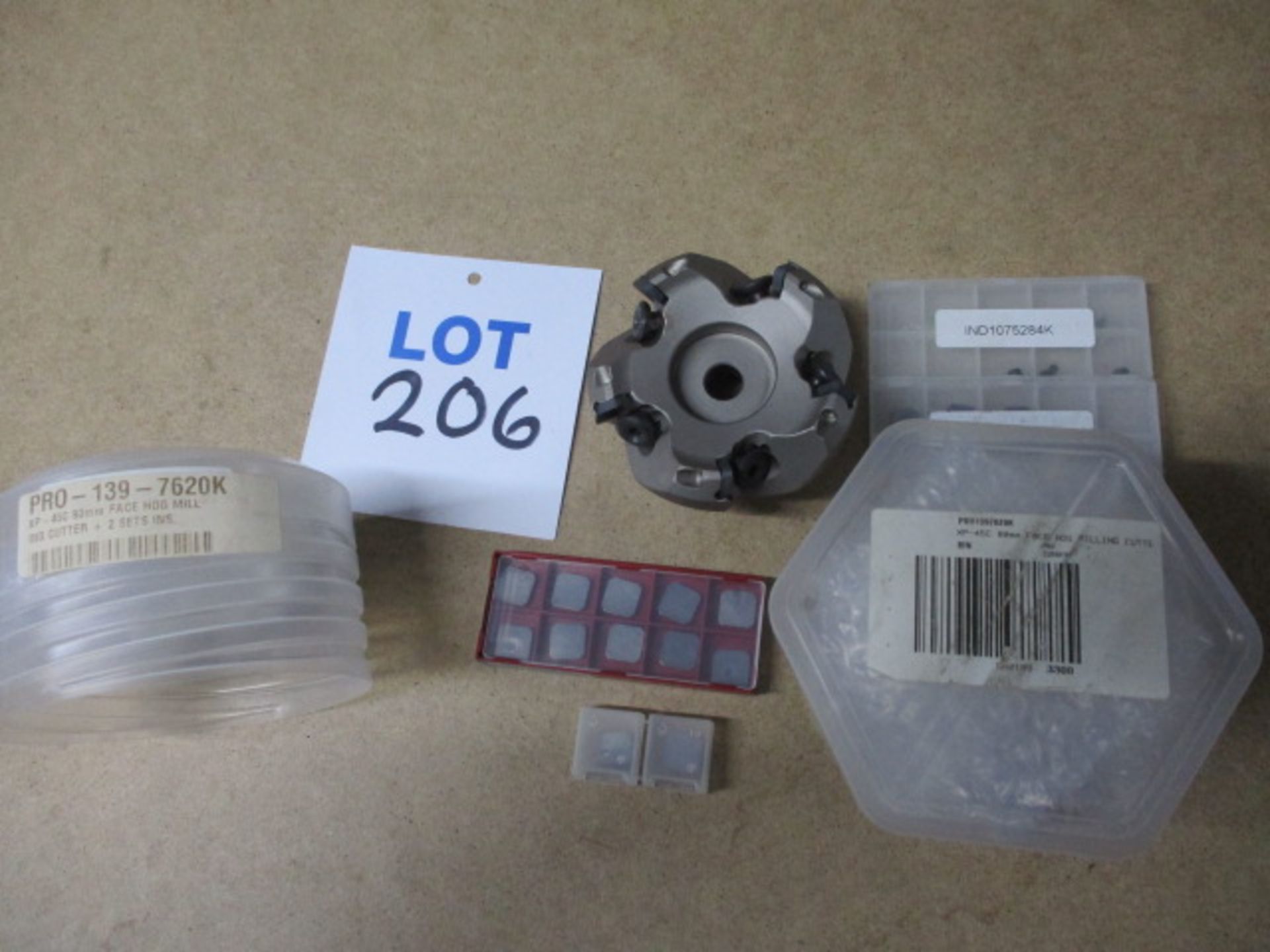 Indexable milling cutter with inserts