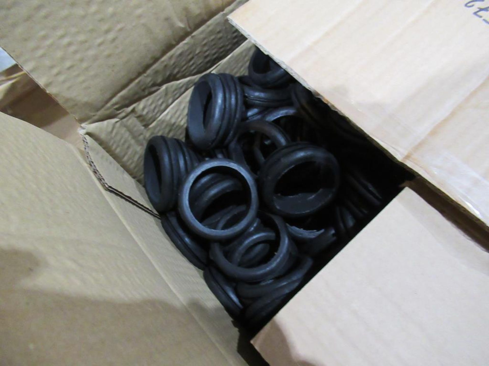 800x Large Rubber Grommets 60mm Diameter - Image 2 of 2