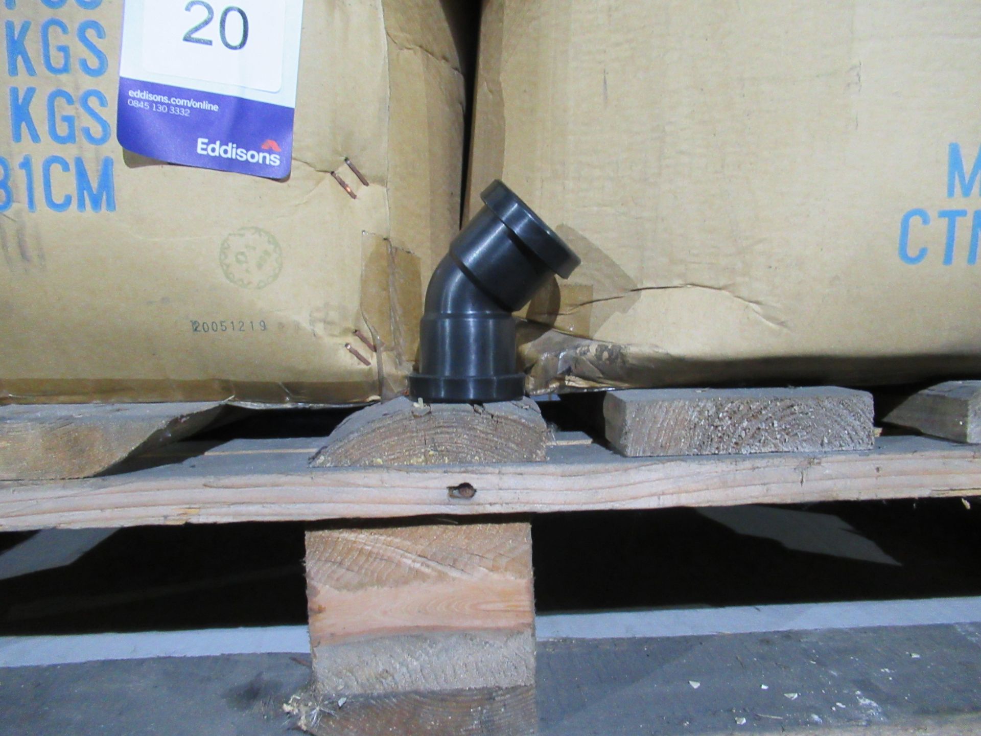 Approx. 15 Boxes x Qty 300 Model MA2132B 32mm Black Push fit 45˚ Elbow (Approx. 4500 fittings)