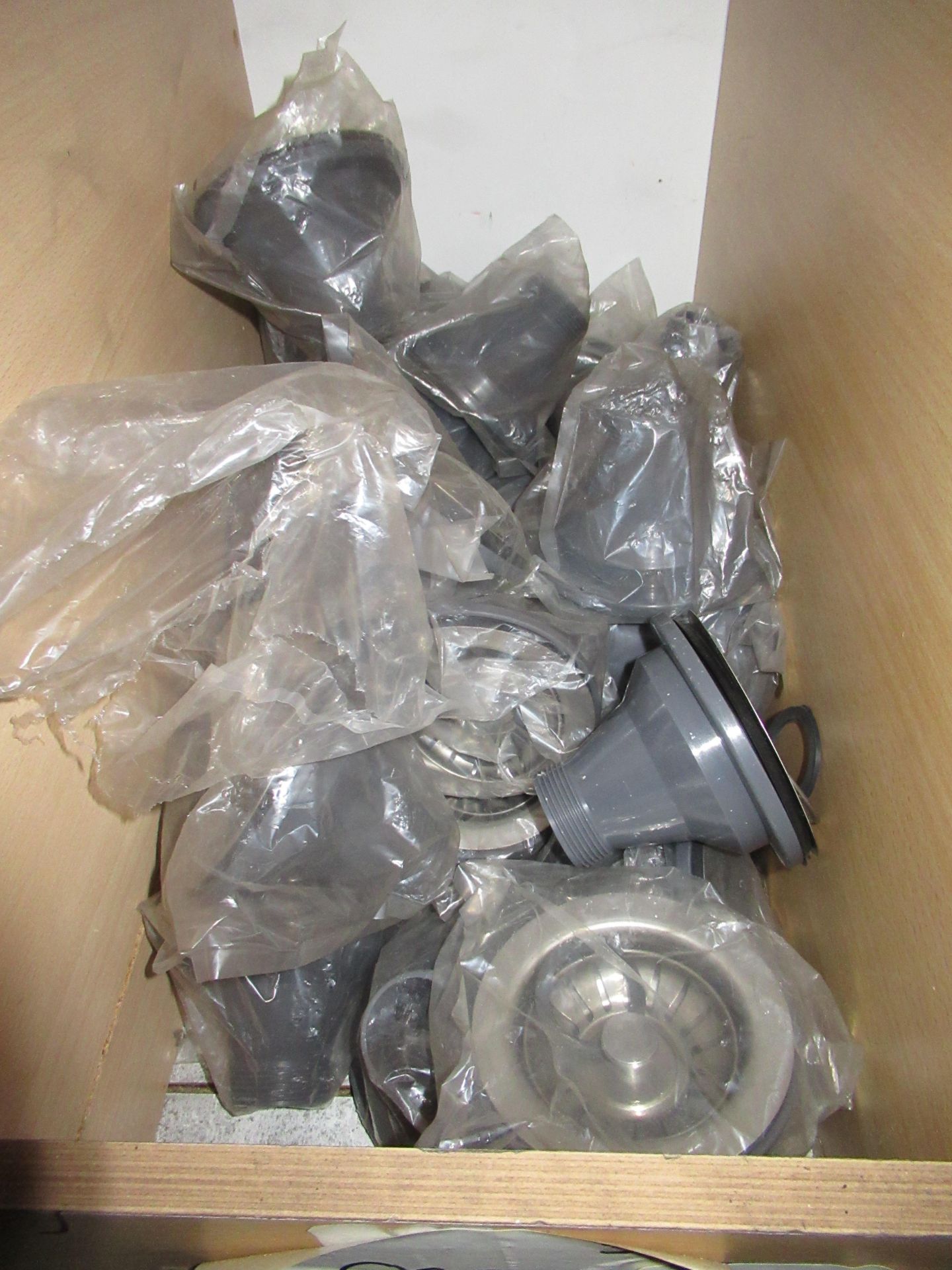 5000 (5 x 1000) Trade Fix Red Wall Plugs and Approx. Quantity 20 of Sink Waste Fittings - Image 3 of 3