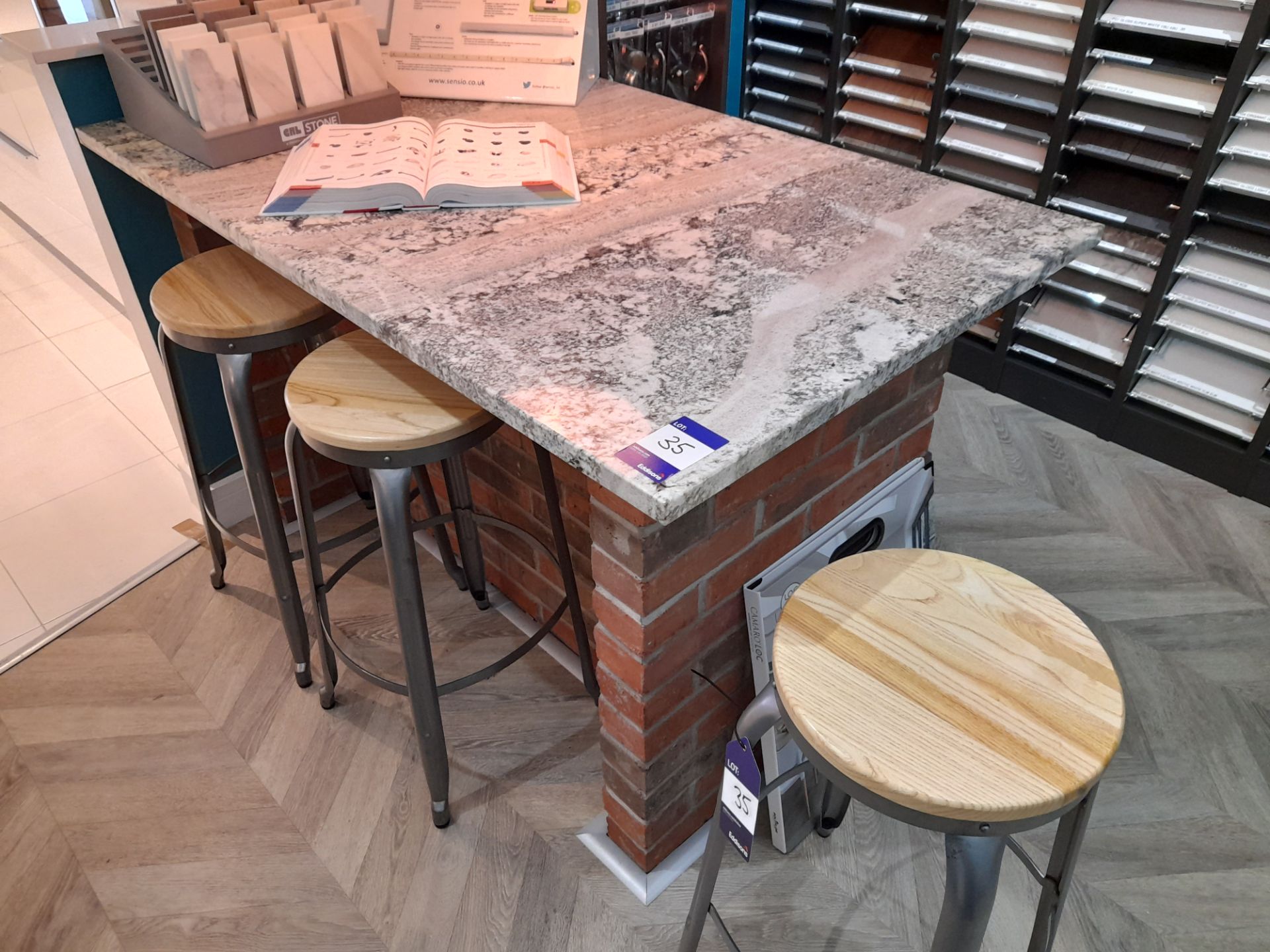 Granite worktop (Approx 1500 x 900), with 4 x stools