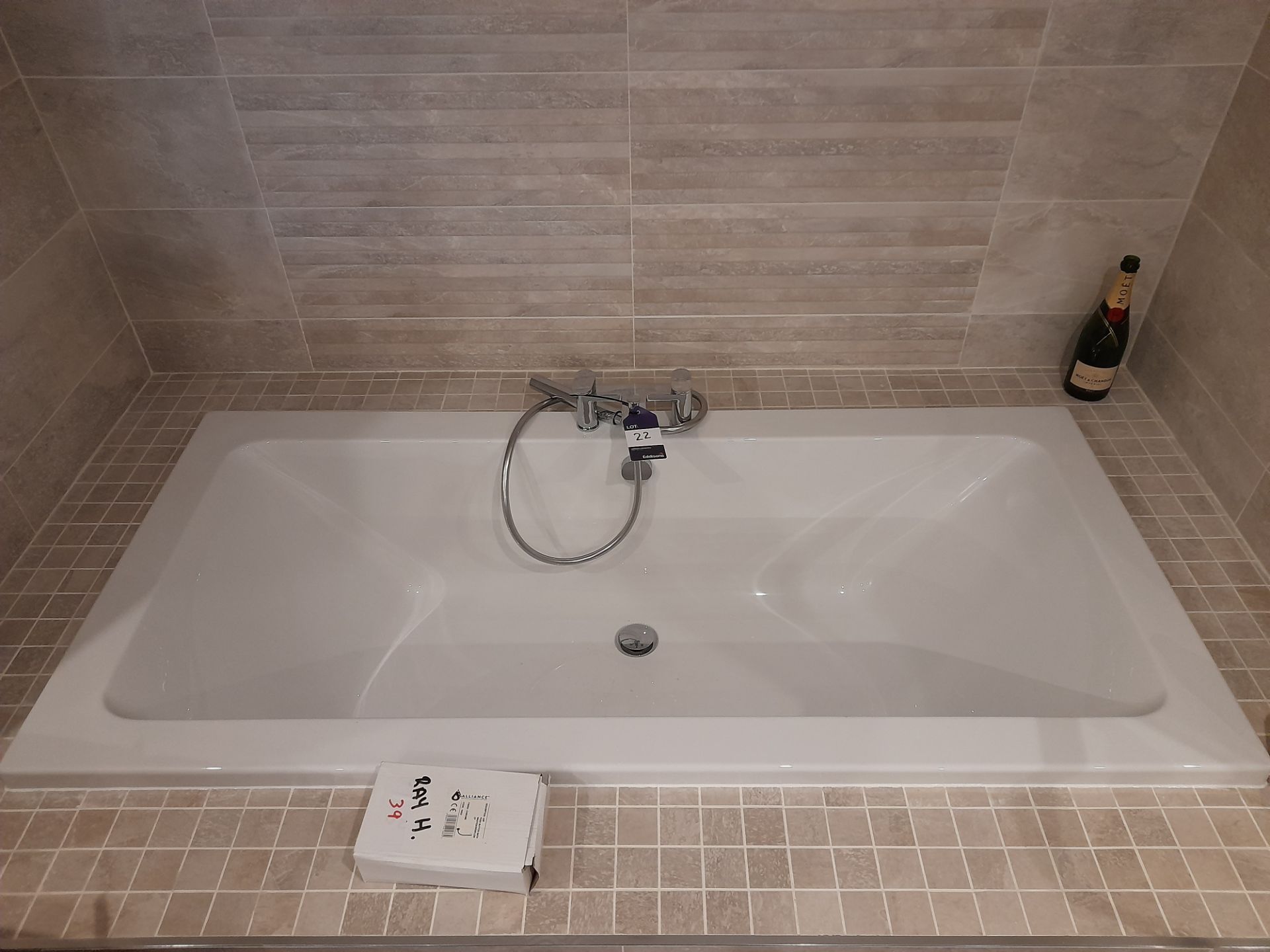 Double ended cubic bath with Tec studio bath / sho