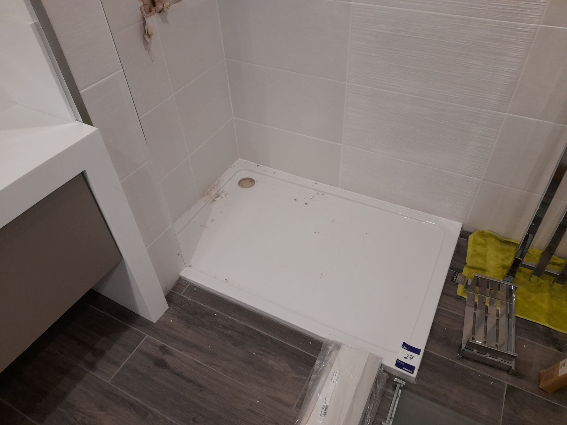 Contemporary Resin shower tray with Wetroom panel with tempered safety glass*Purchasers - Image 2 of 2