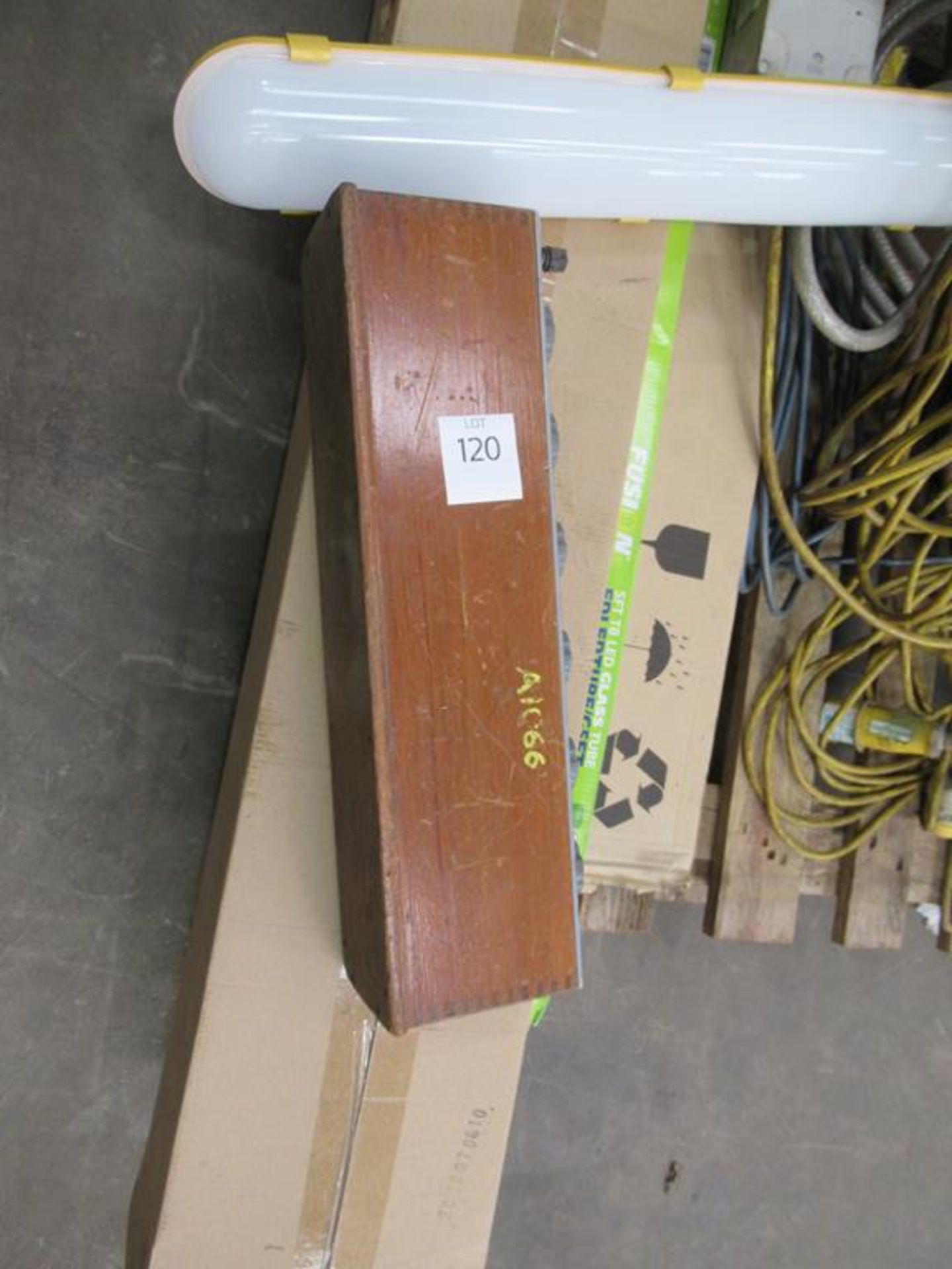 Pallet to contain qty of Sodium Lamps, LED Tubes, 110V Extension Cable etc. - Image 4 of 5