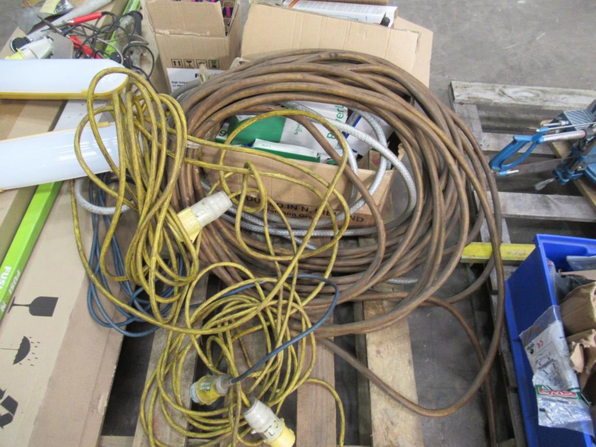 Pallet to contain qty of Sodium Lamps, LED Tubes, 110V Extension Cable etc. - Image 2 of 5