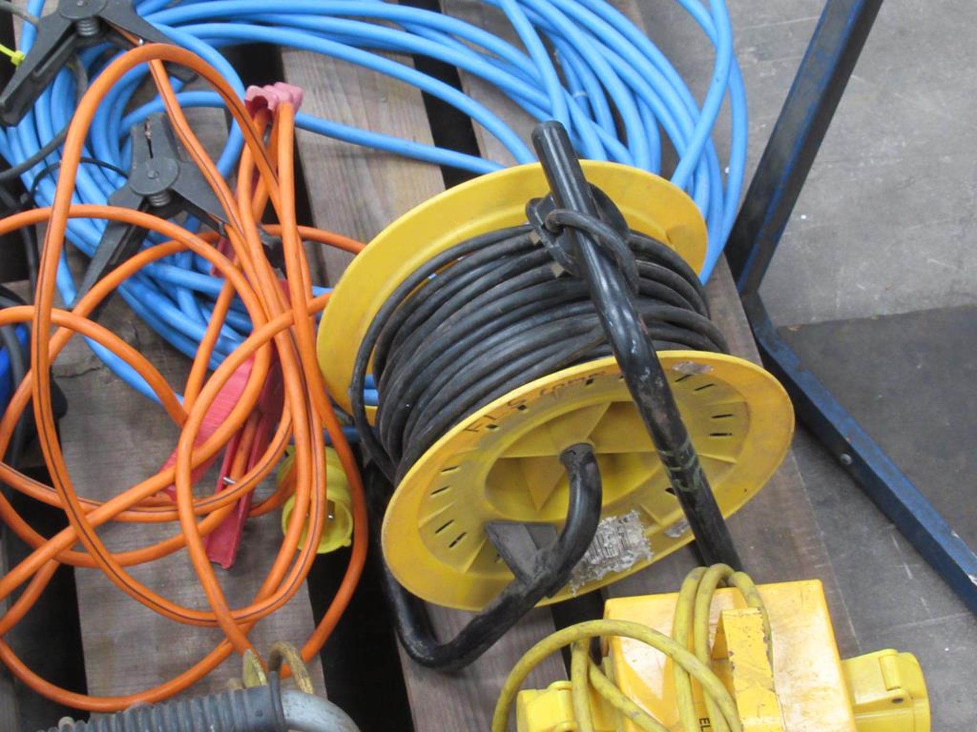 Contents of a Pallet including 3 110 Volt Extensions, 110 Volt Splitters, Various Lights etc - Image 5 of 7