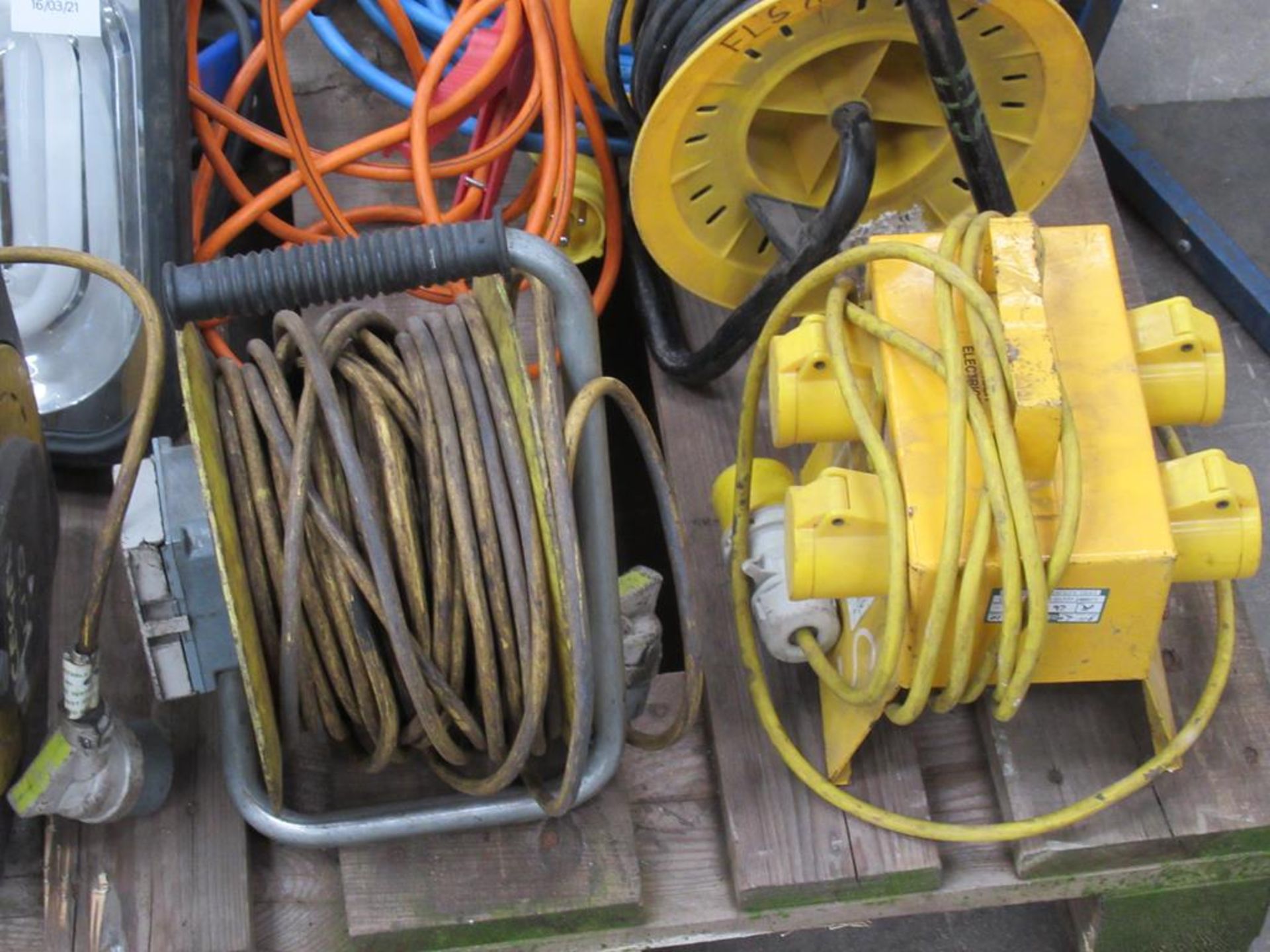 Contents of a Pallet including 3 110 Volt Extensions, 110 Volt Splitters, Various Lights etc - Image 7 of 7