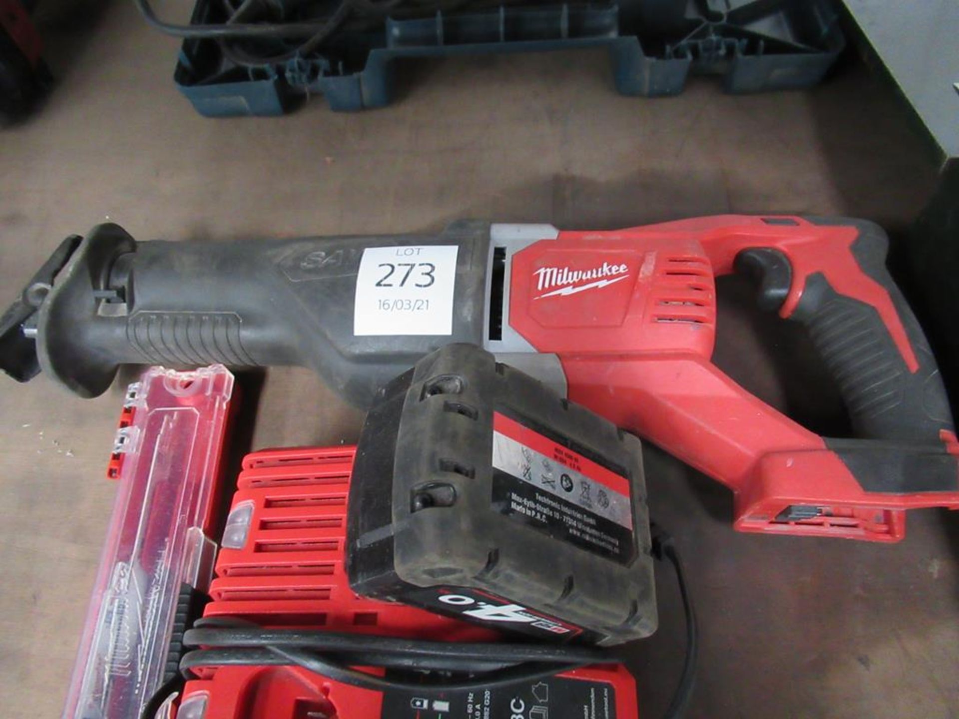 Milwaukee M18BSX cordless handsaw with battery and charger - Image 4 of 4