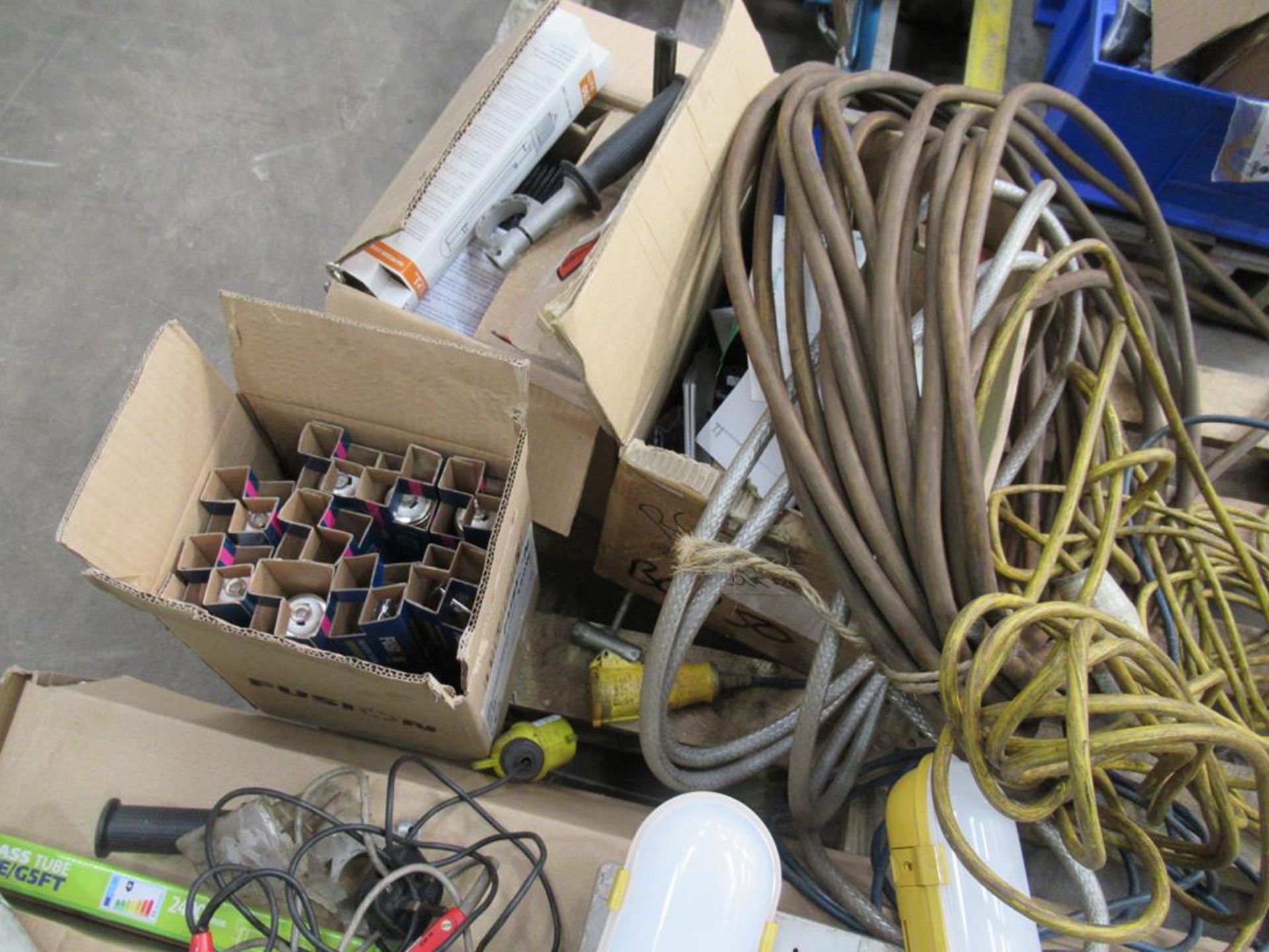 Pallet to contain qty of Sodium Lamps, LED Tubes, 110V Extension Cable etc. - Image 5 of 5