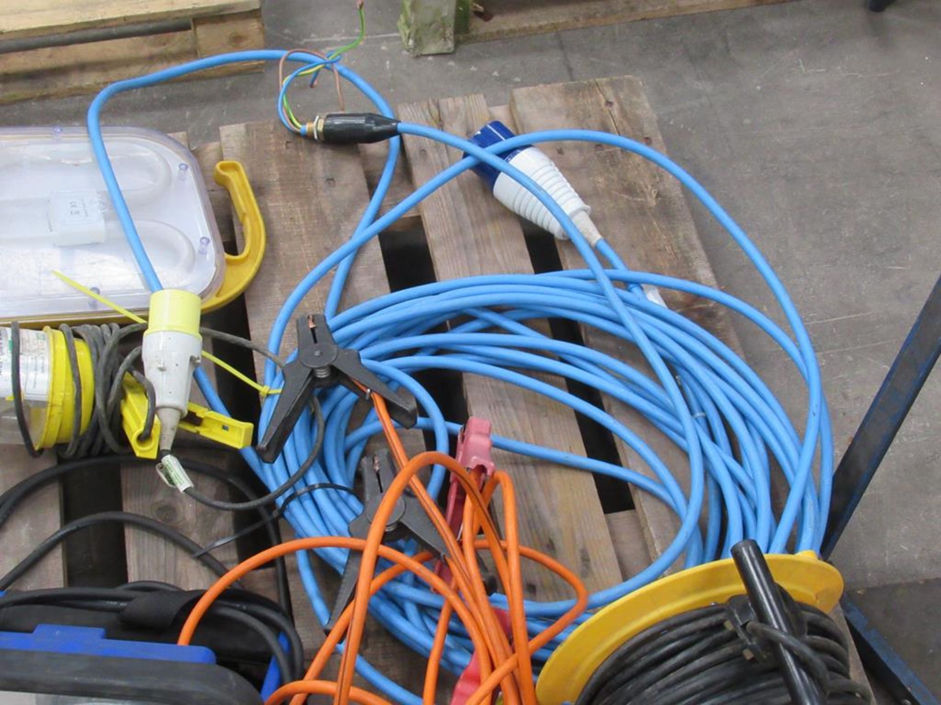 Contents of a Pallet including 3 110 Volt Extensions, 110 Volt Splitters, Various Lights etc - Image 4 of 7