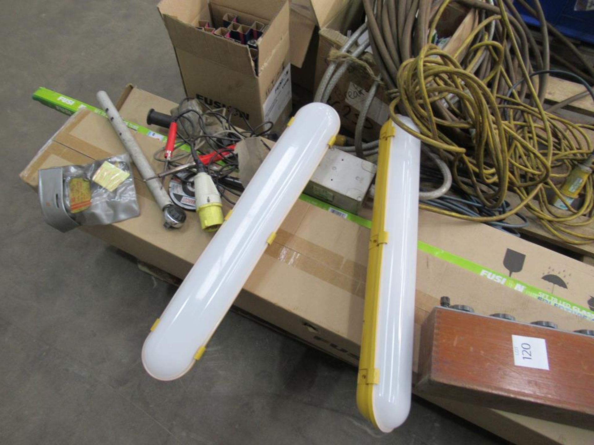 Pallet to contain qty of Sodium Lamps, LED Tubes, 110V Extension Cable etc. - Image 3 of 5