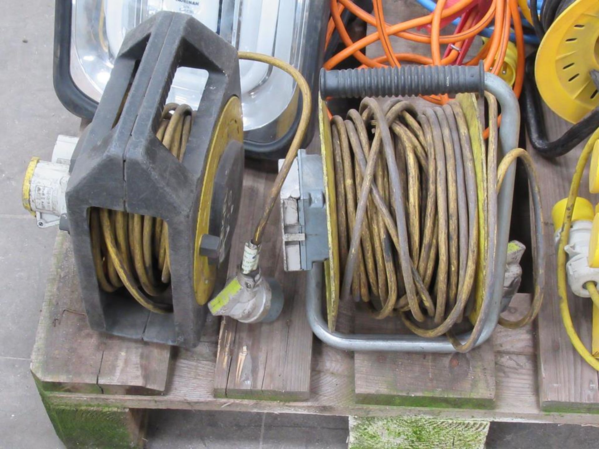 Contents of a Pallet including 3 110 Volt Extensions, 110 Volt Splitters, Various Lights etc - Image 6 of 7