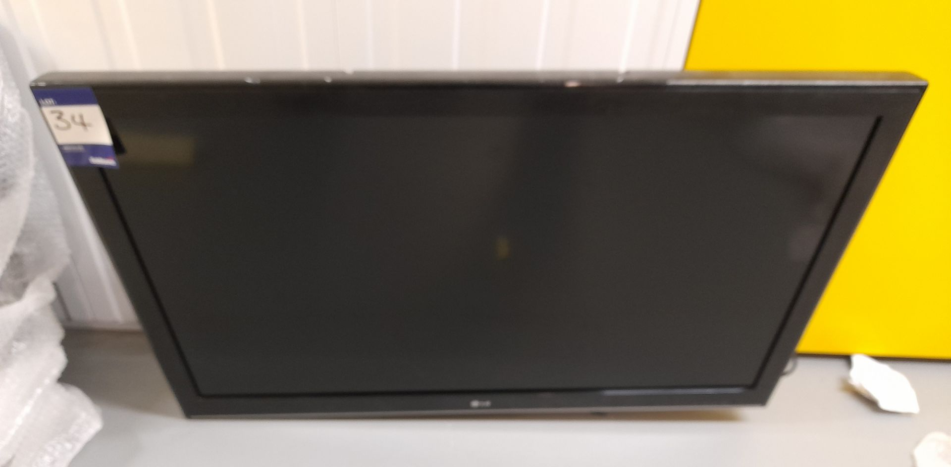 LG 42CS460 colour TV, with wall mount / bracket –