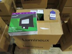 17 x Lumineux LED 70W PIR Floodlight 4000K 220-240V OEM Trade Price £ 1190