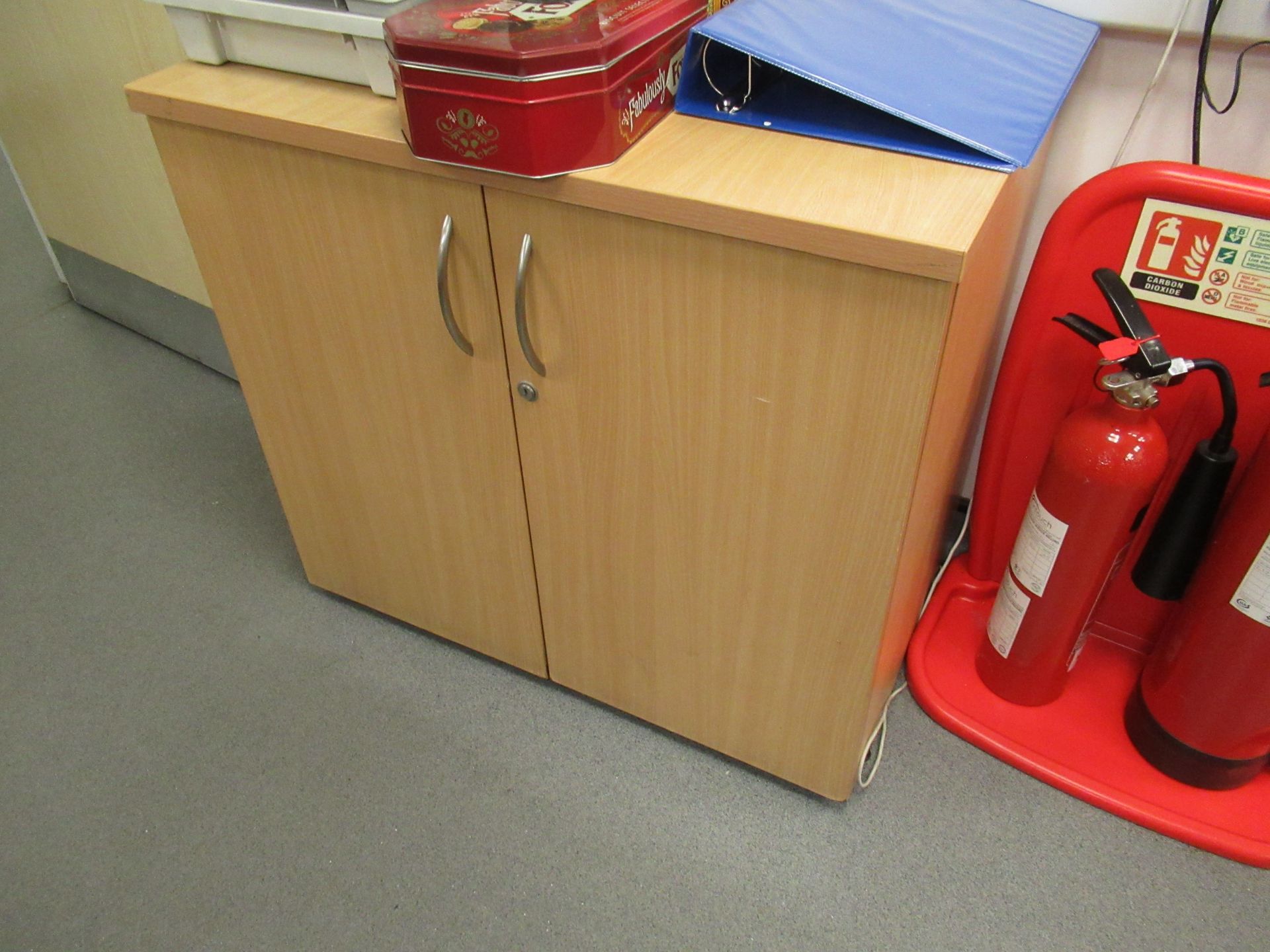 Content of the office desks, 5 x various office desks, 5 x mobile chairs, 2 x tambour fronted cupboa - Image 8 of 9