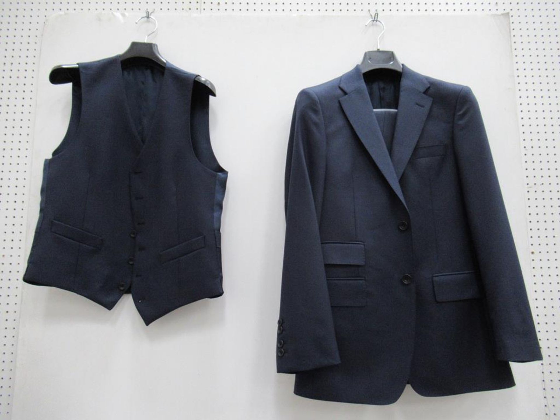 Single breasted three piece suits - Image 4 of 6