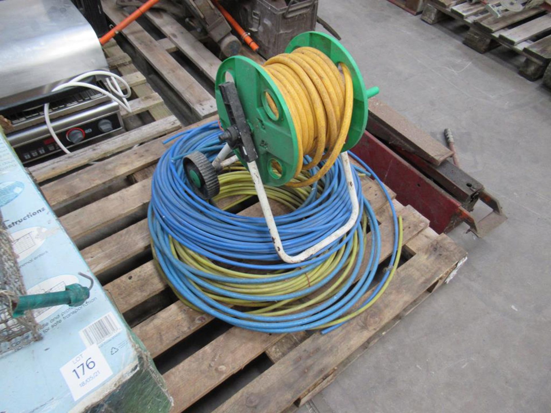 Pallet of animal traps/cages and hose pipes. - Image 2 of 3
