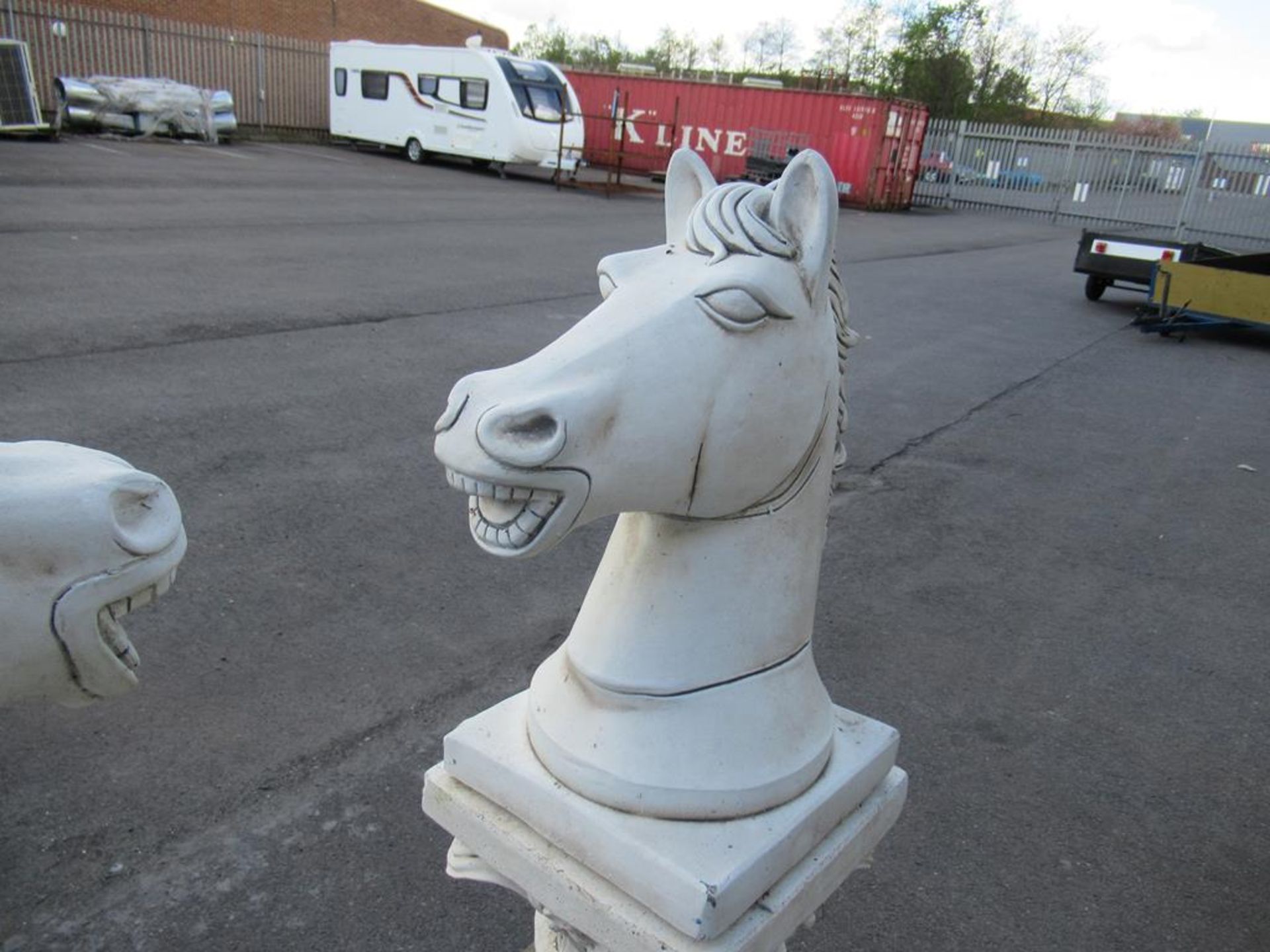 Pair of Horse Heads on stand garden ornaments - Image 3 of 5