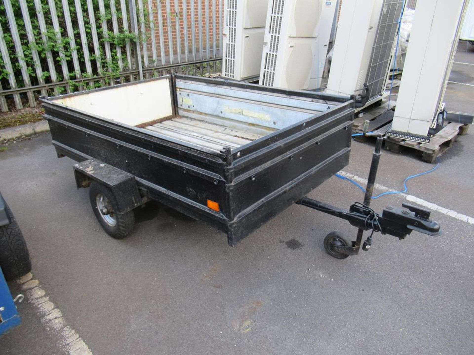 4.6' x 5.6' rear door drop trailer with legal lights