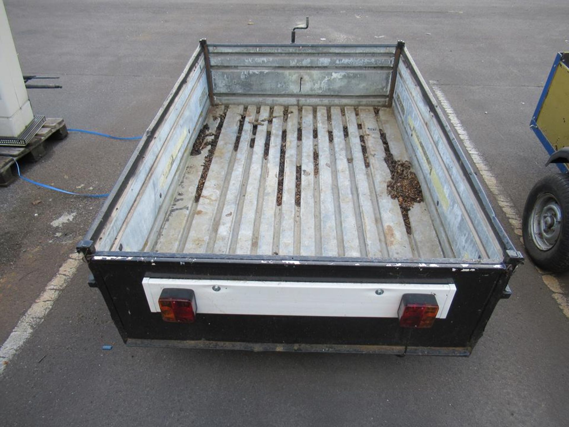 4.6' x 5.6' rear door drop trailer with legal lights - Image 3 of 3