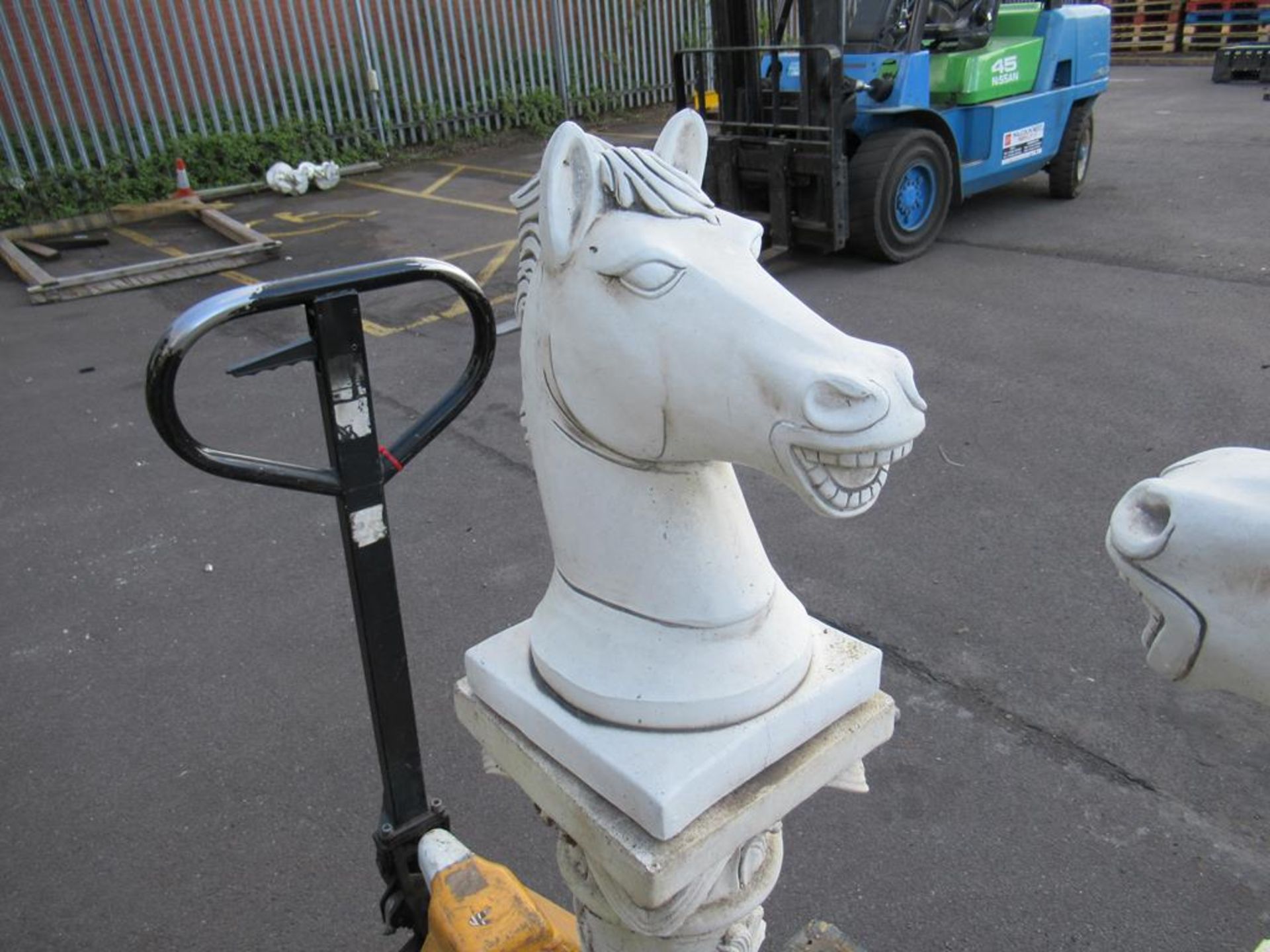 Pair of Horse Heads on stand garden ornaments - Image 2 of 5