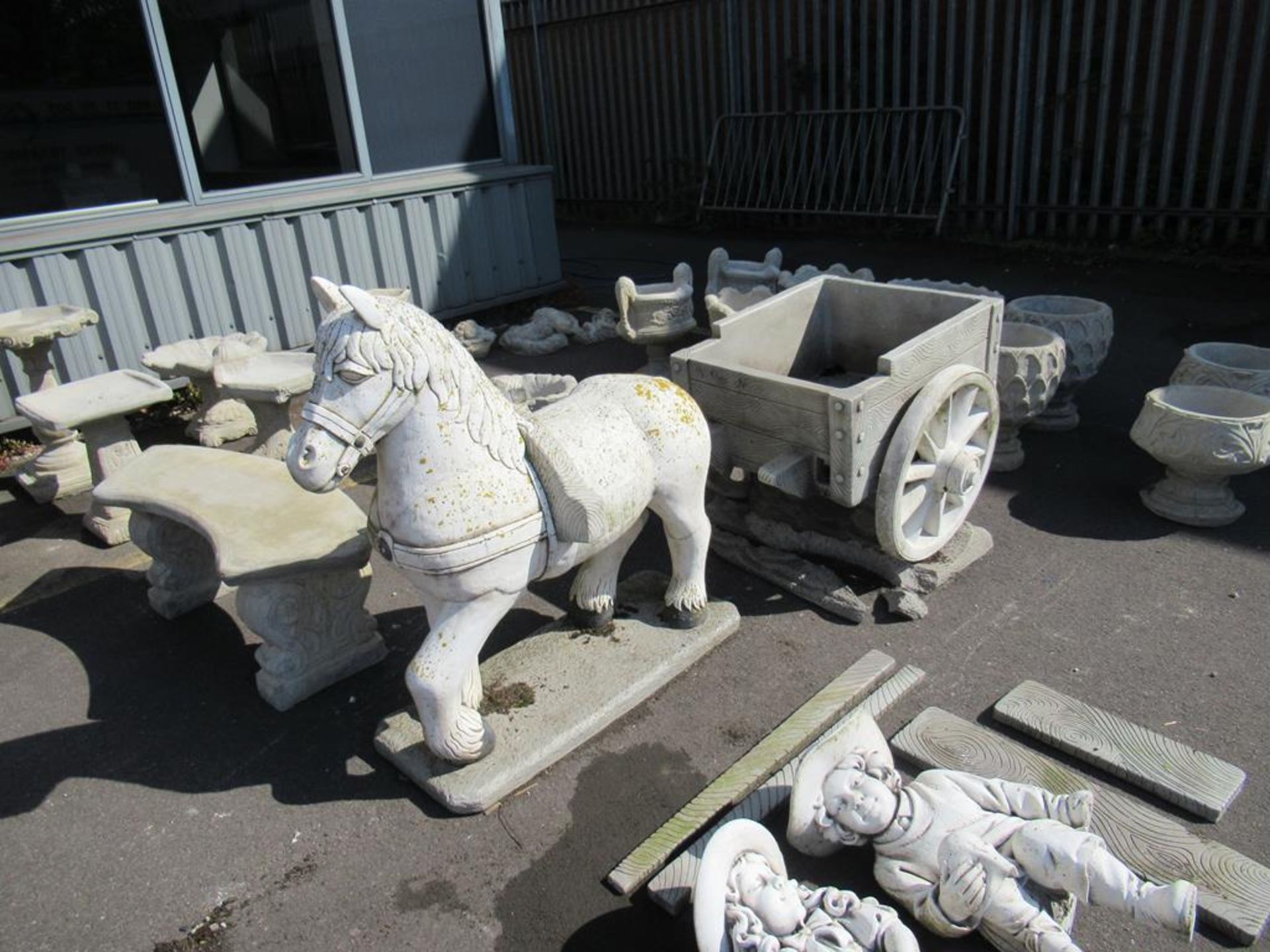 Border stone horse and cart garden ornament - Image 8 of 10