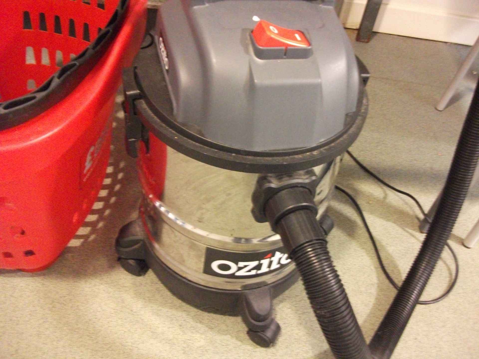 Ozito Commercial Vacuum Cleaner