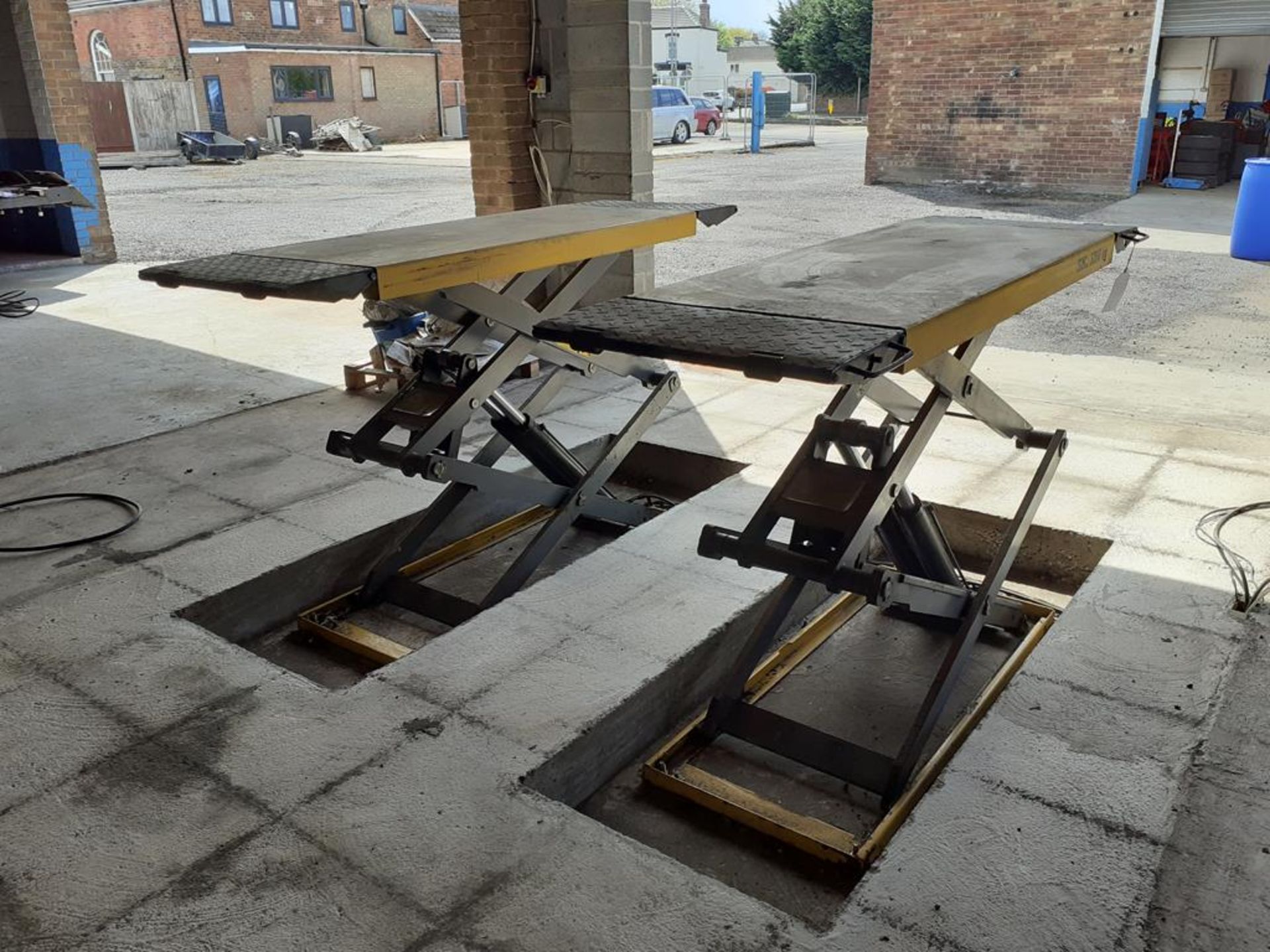 Bradbury SM1 Model: HB90 1E 3200KG SWL surface mount Hydraulic Scissor Lift