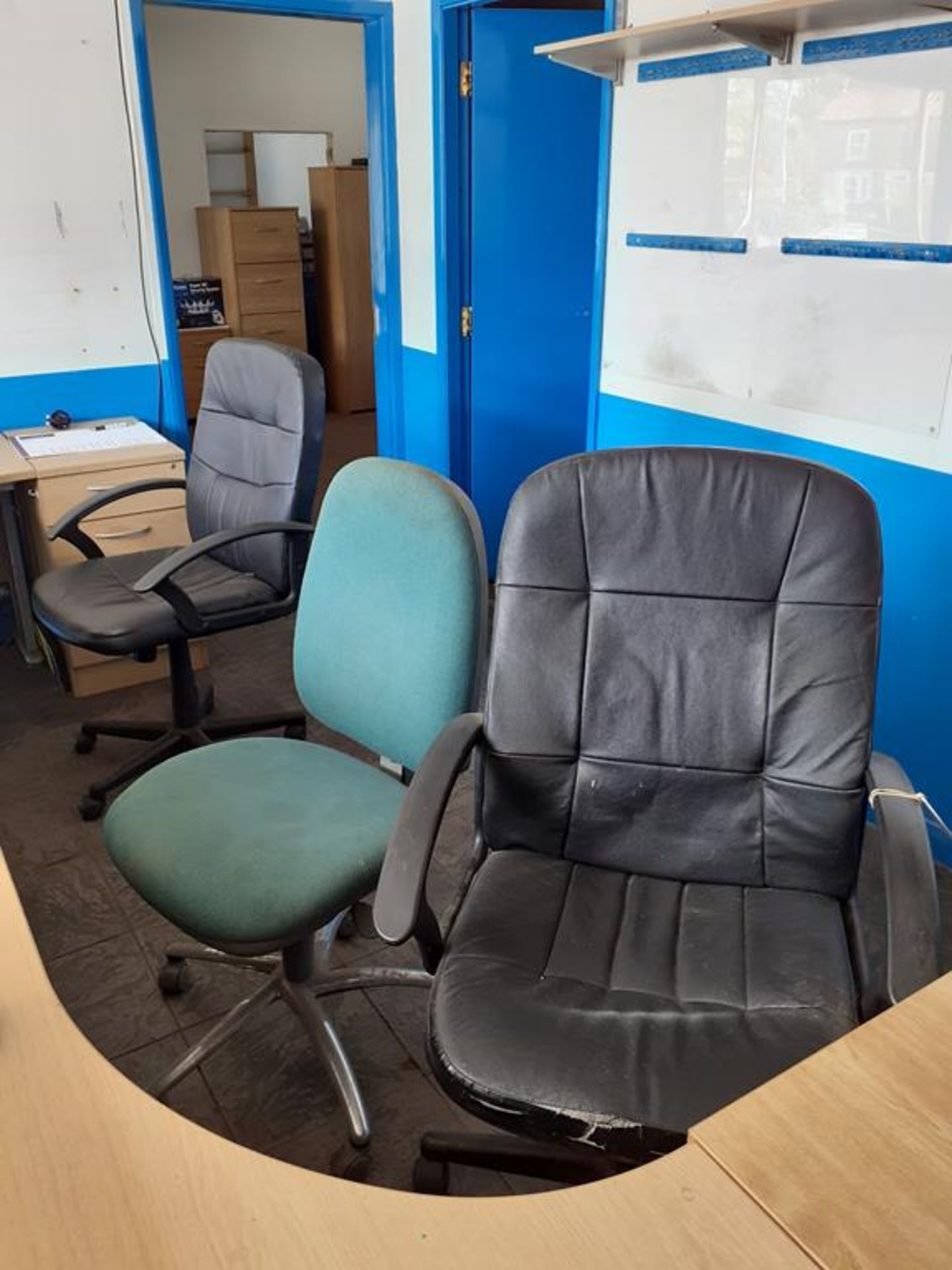 2x L Shaped Reception Desks with 3 x Mobile Office Chairs and Qty of Shelving - Image 4 of 6