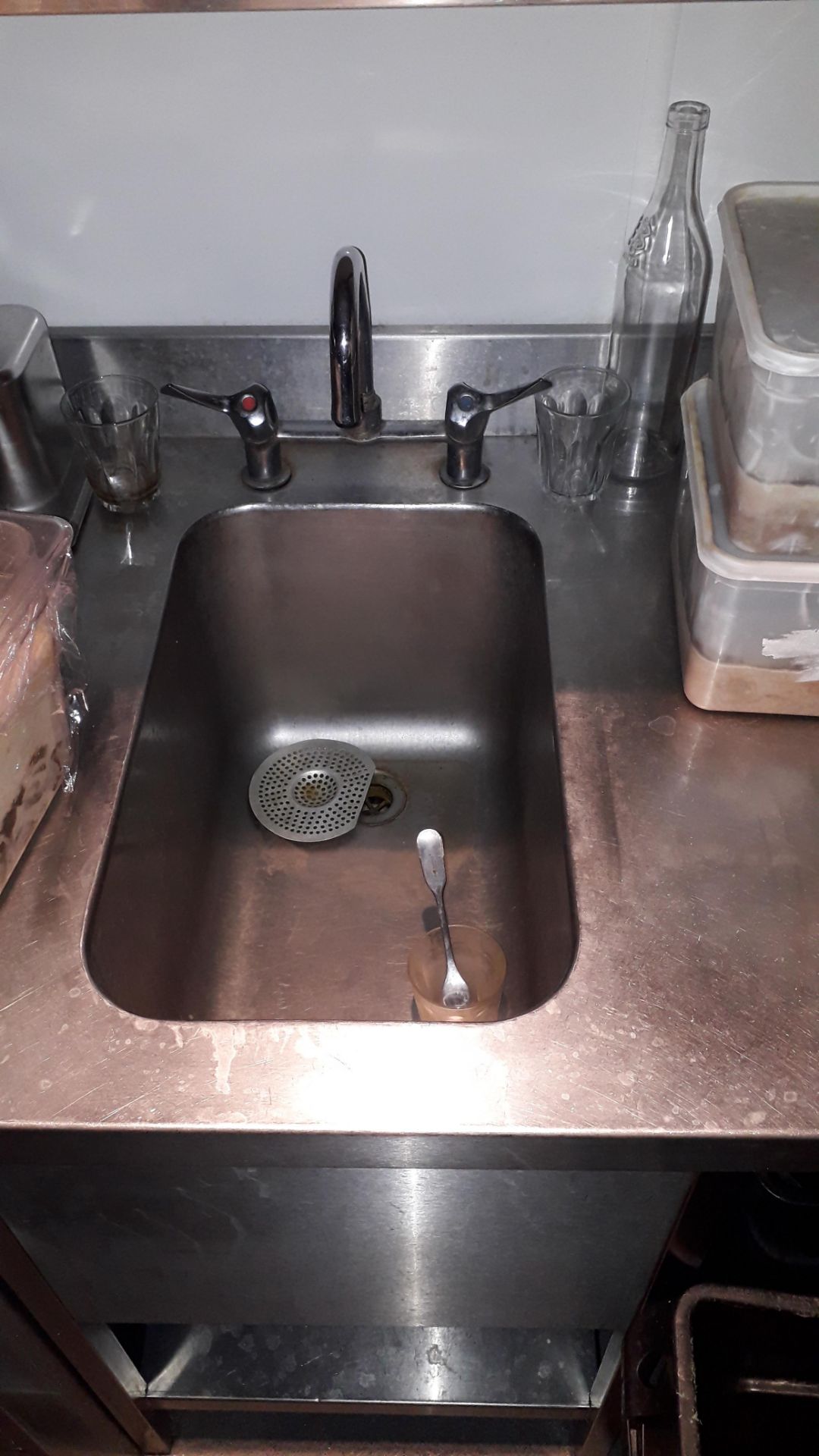 Stainless steel Counter Section, 3000mm fitted hand wash sink - Image 4 of 4