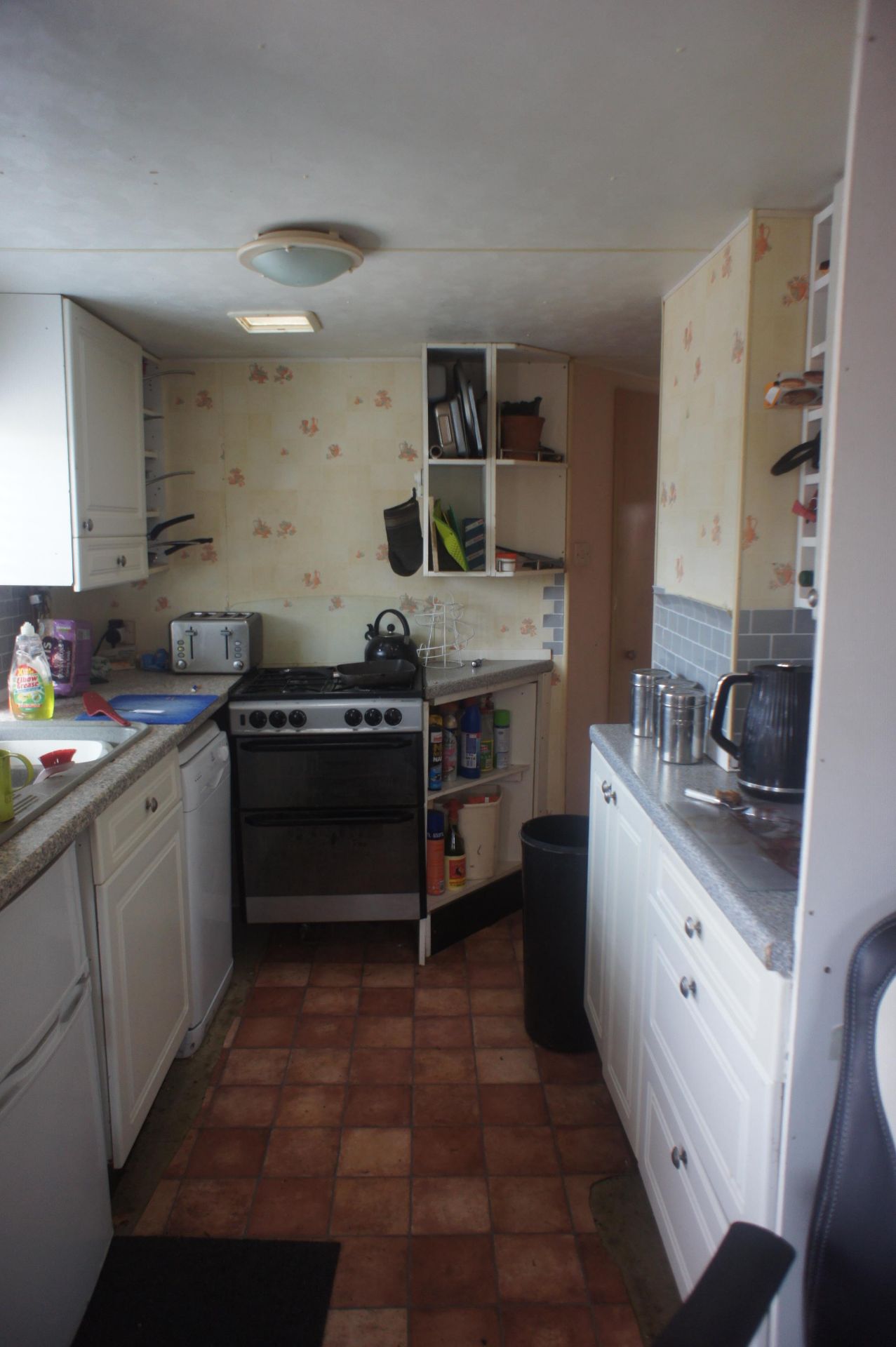 Atlas Sahara Static Caravan, 28ft (L) x 10ft (W), fitted kitchen with 4 burner hob with oven, 1 - Image 6 of 15