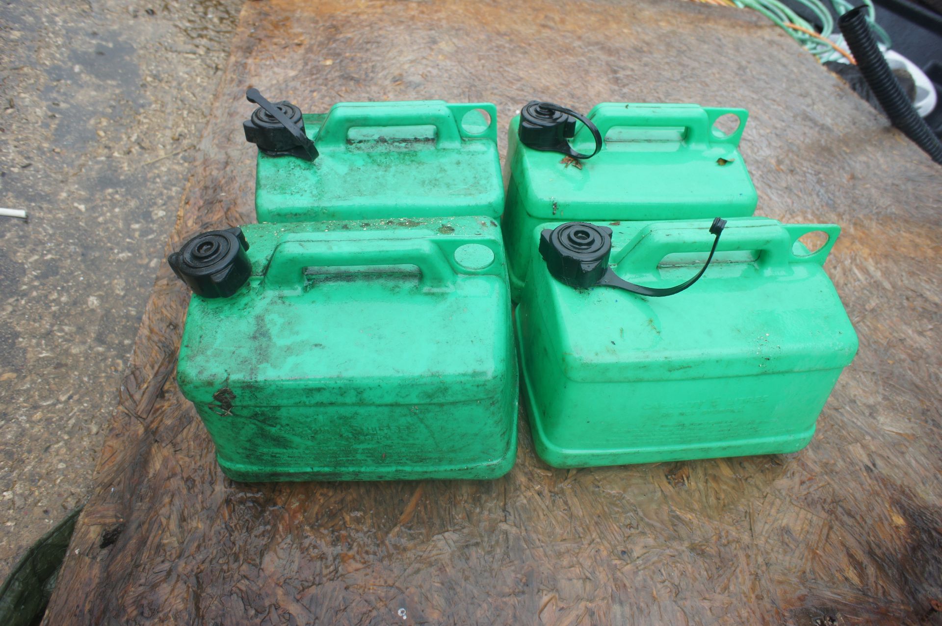 4 x Unleaded plastic Petrol Cans - Image 3 of 3