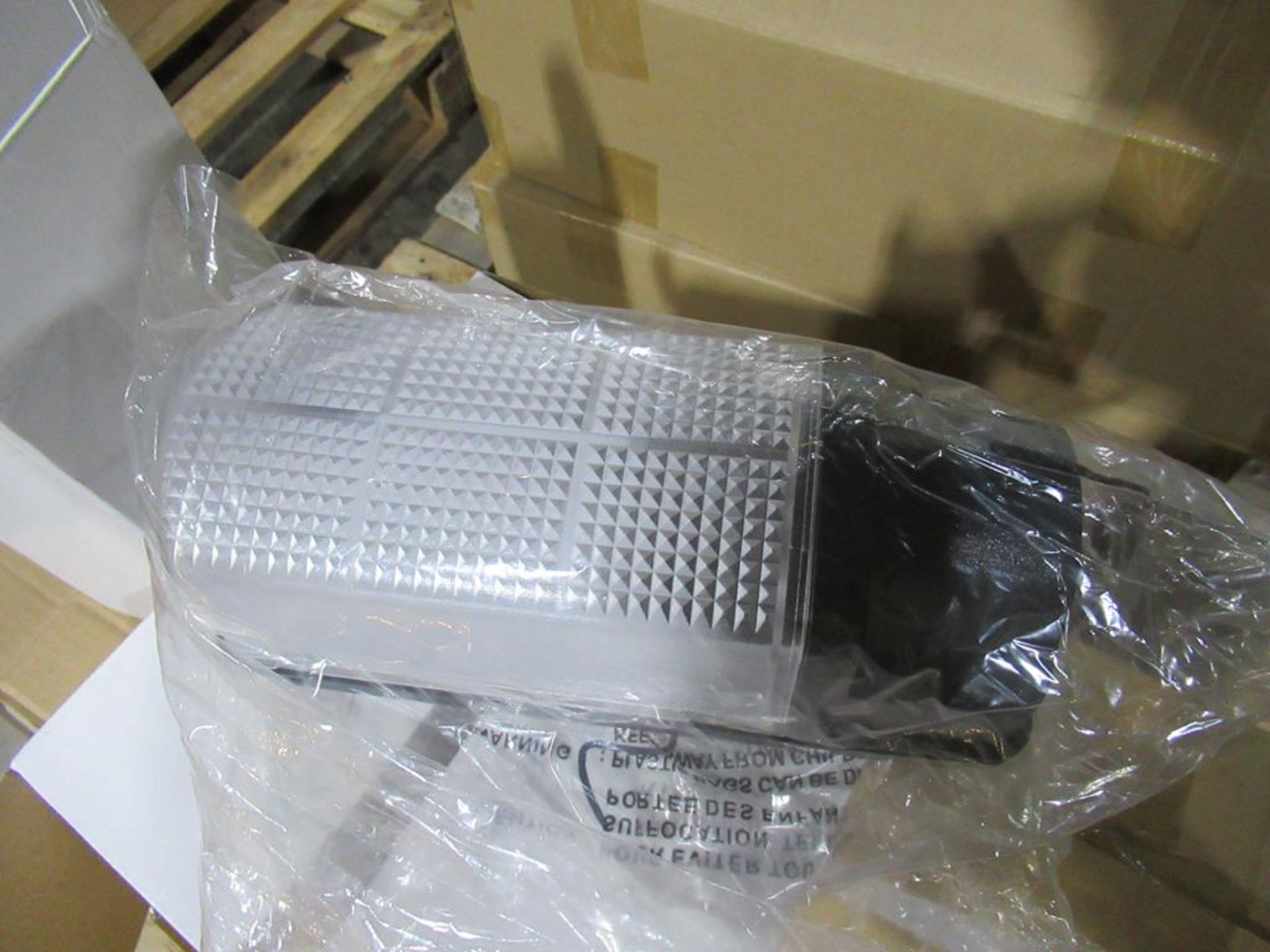 200 x Lumineux MR16 LED 1W Yellow, 12 x LED Bulkhead Wall Light. OEM Trade Price £840.00 - Image 4 of 4